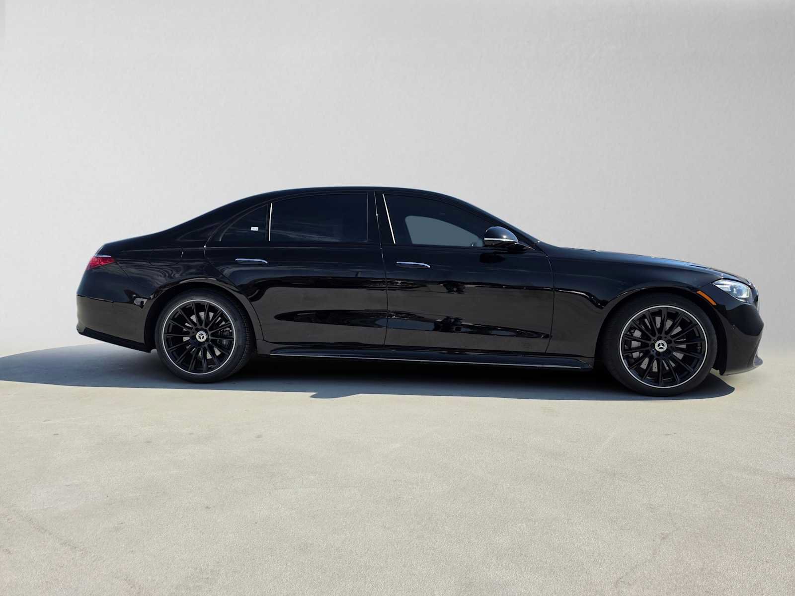 Used 2023 Mercedes-Benz S 500 4MATIC image 2