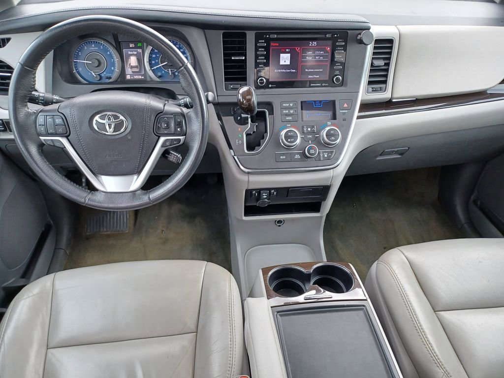 Used 2018 Toyota Sienna XLE FWD image 24