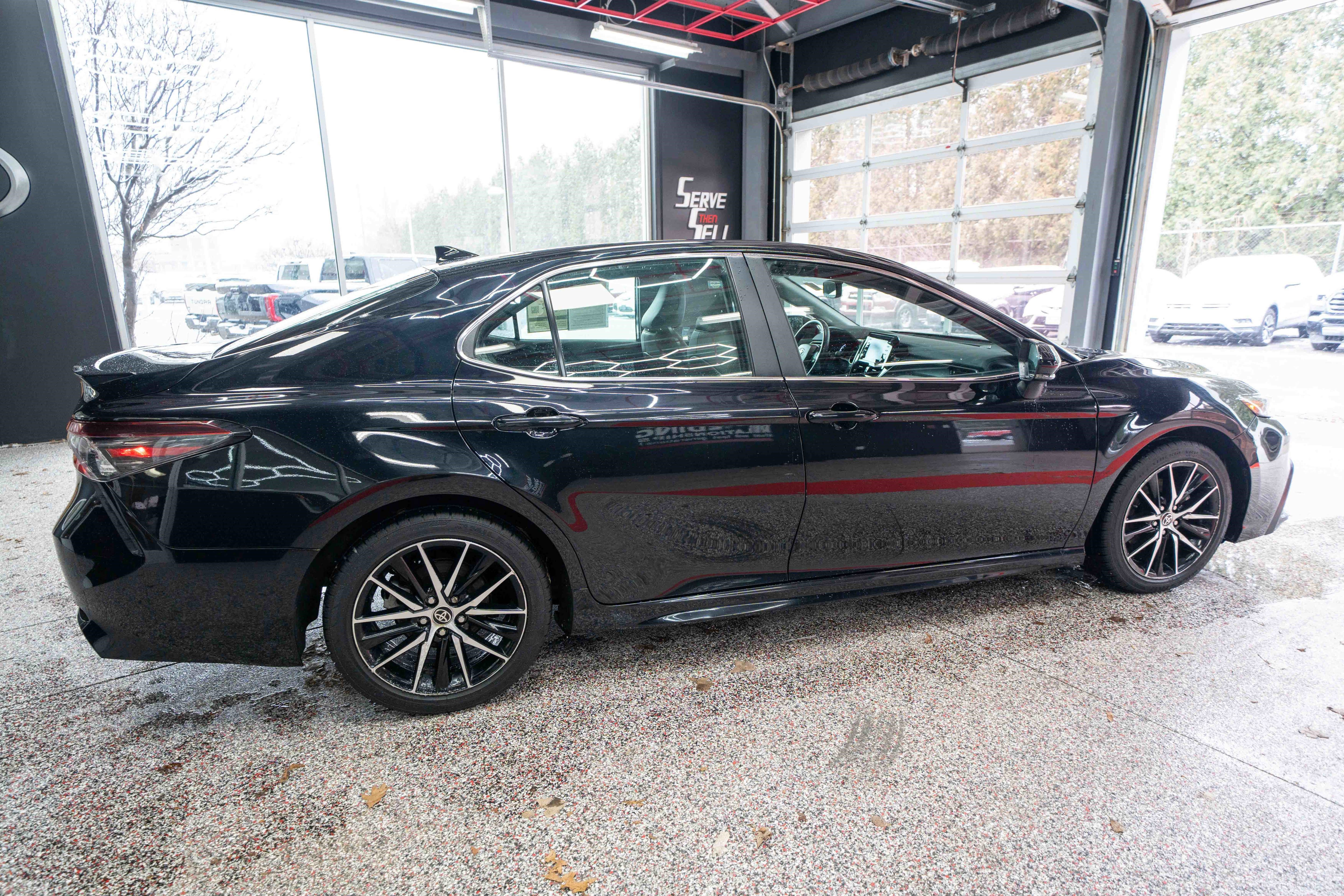 Used 2024 Toyota Camry SE w/ Convenience Package image 4