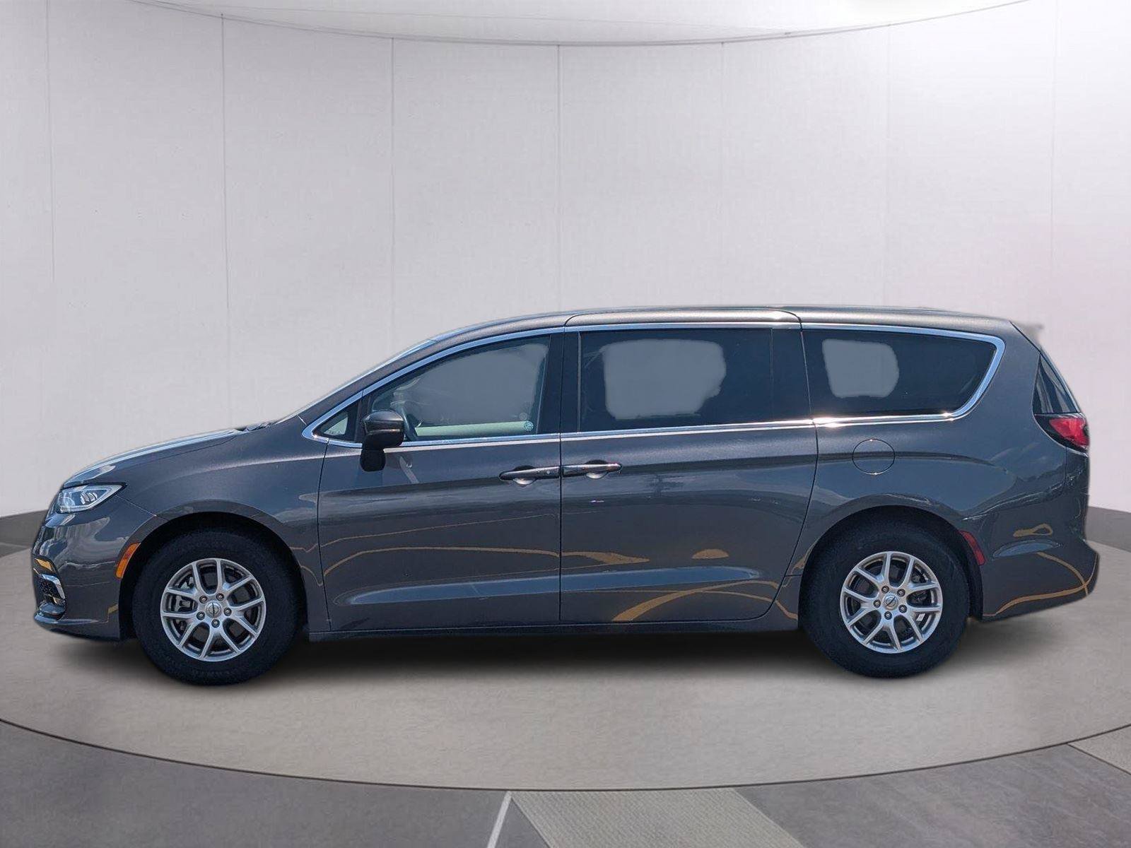Used 2023 Chrysler Pacifica Touring-L FWD image 2