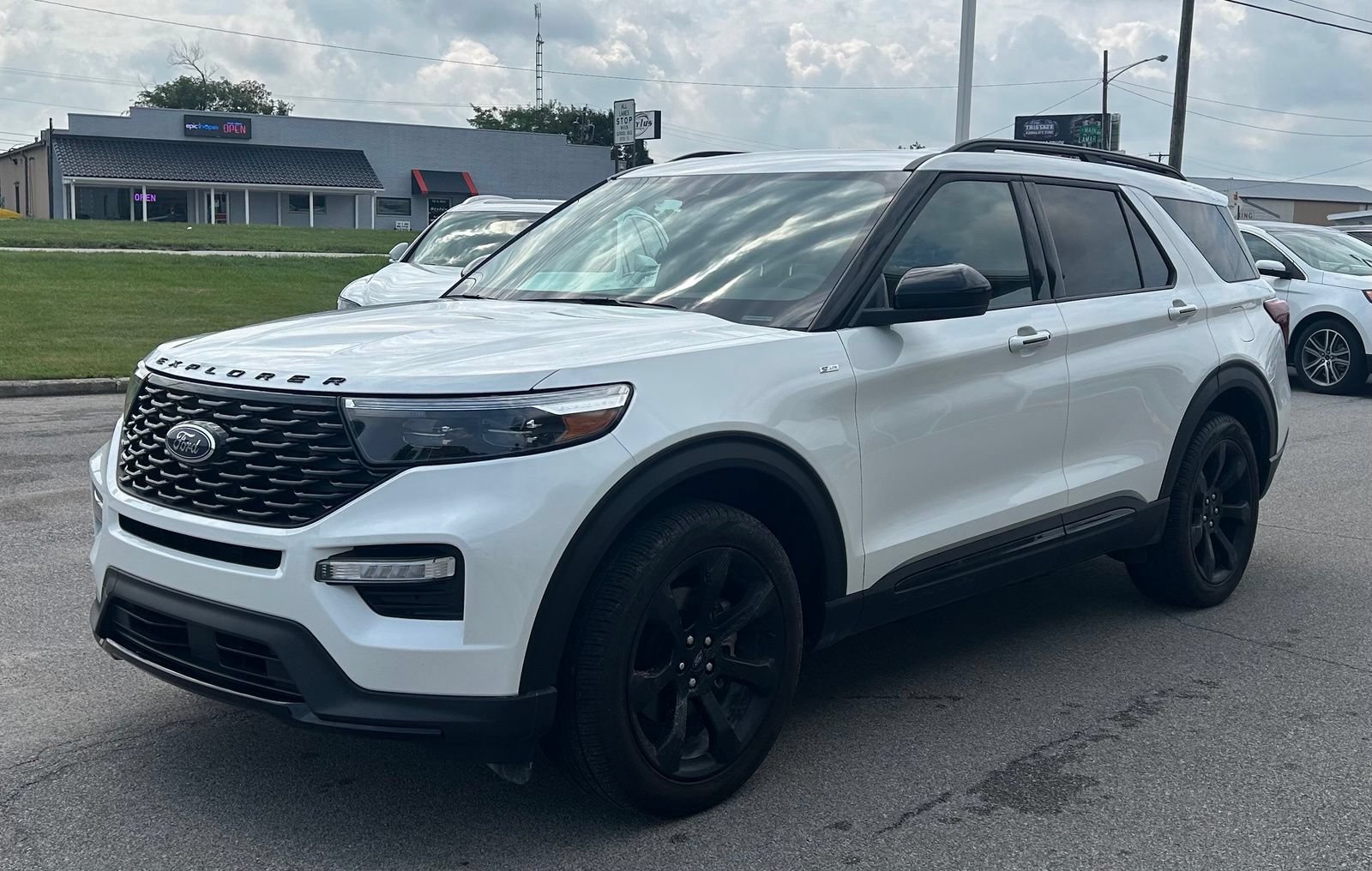Used 2024 Ford Explorer ST-Line w/ Class IV Trailer Tow Package AWD/4WD image 3
