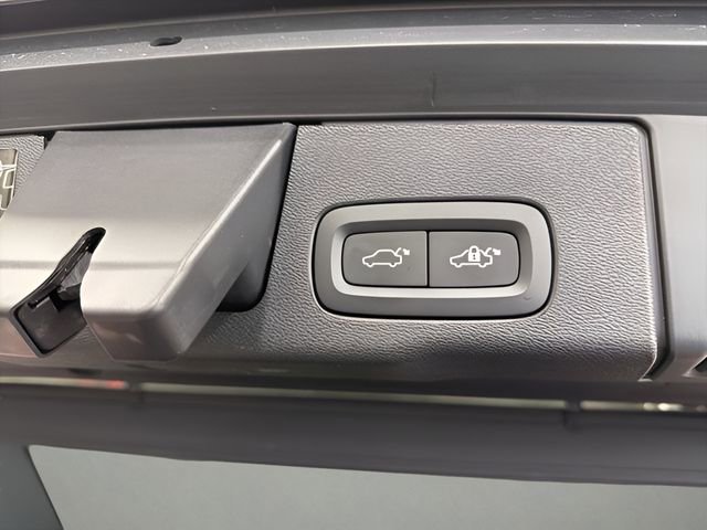 Used 2021 Volvo XC60 T5 Momentum w/ Premium Package image 35