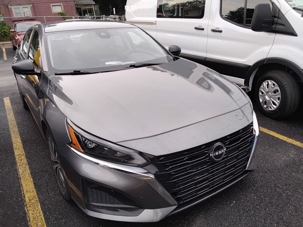 Used 2024 Nissan Altima 2.5 SV FWD image 2