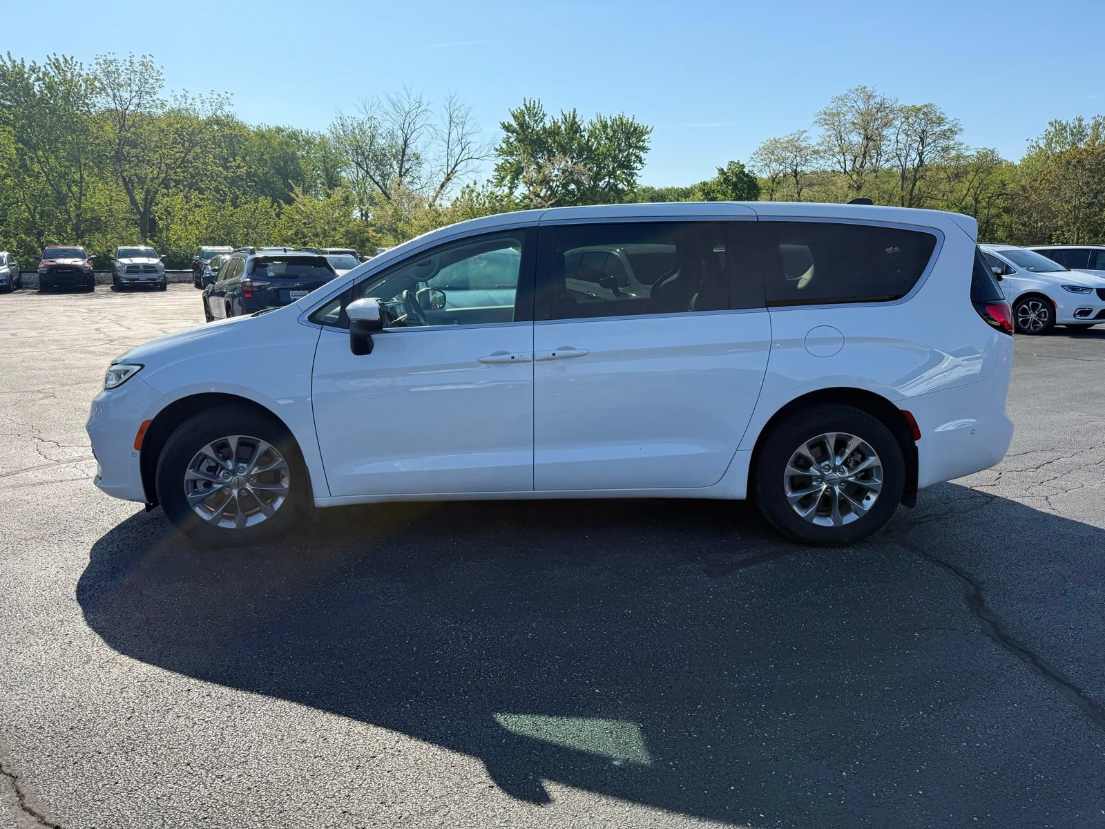 Used 2023 Chrysler Pacifica Touring-L AWD/4WD image 4