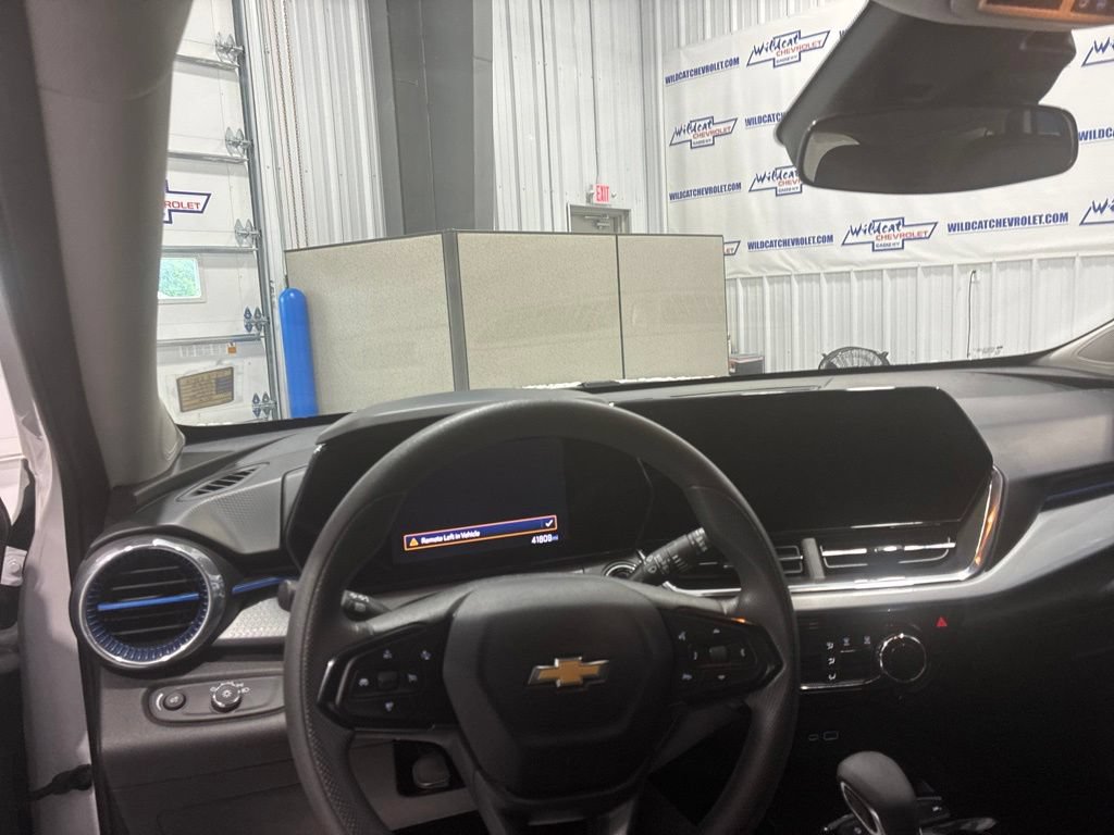 Used 2025 Chevrolet Trax LT FWD image 2