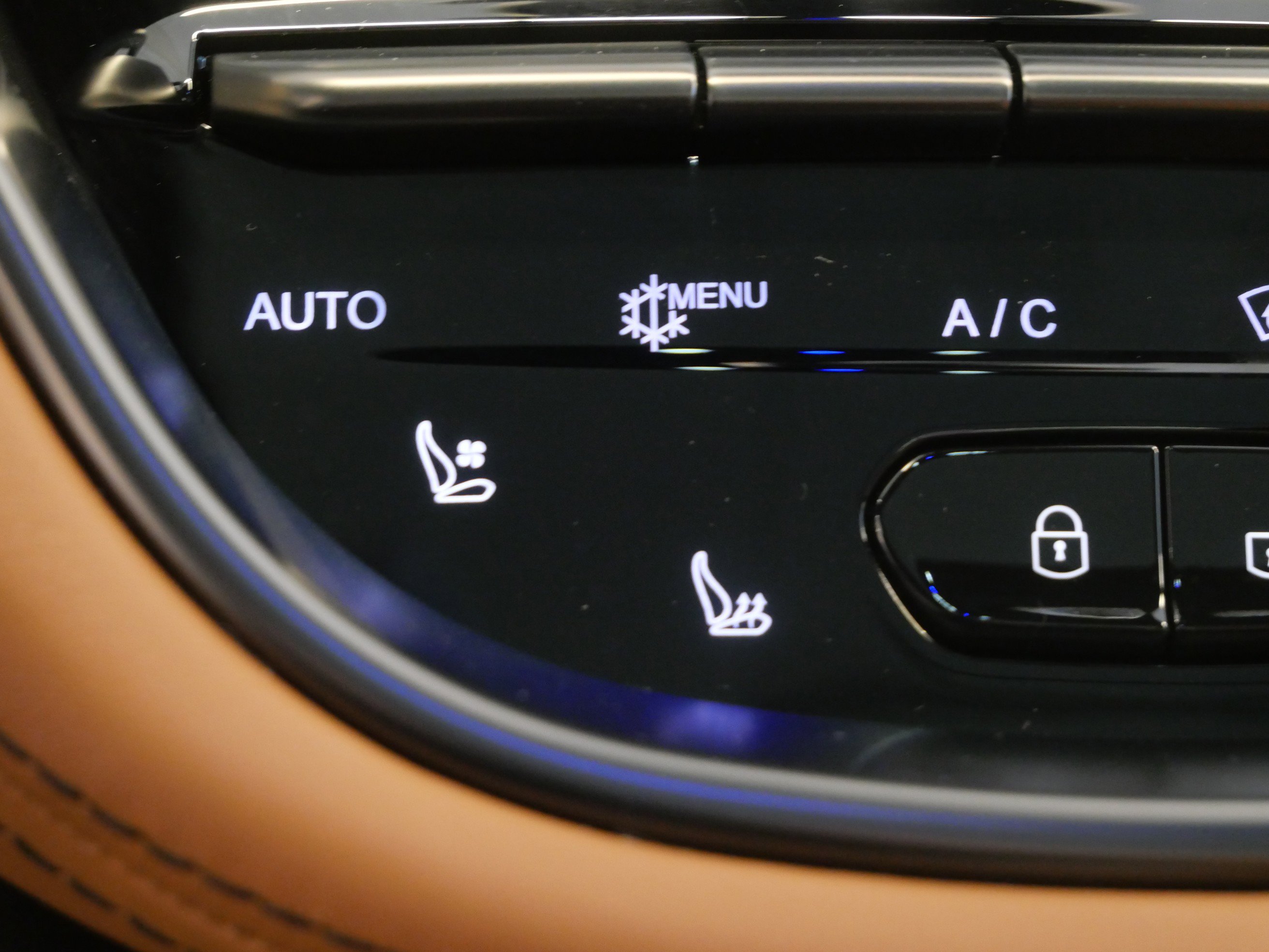 Used 2023 Aston Martin DBX image 35