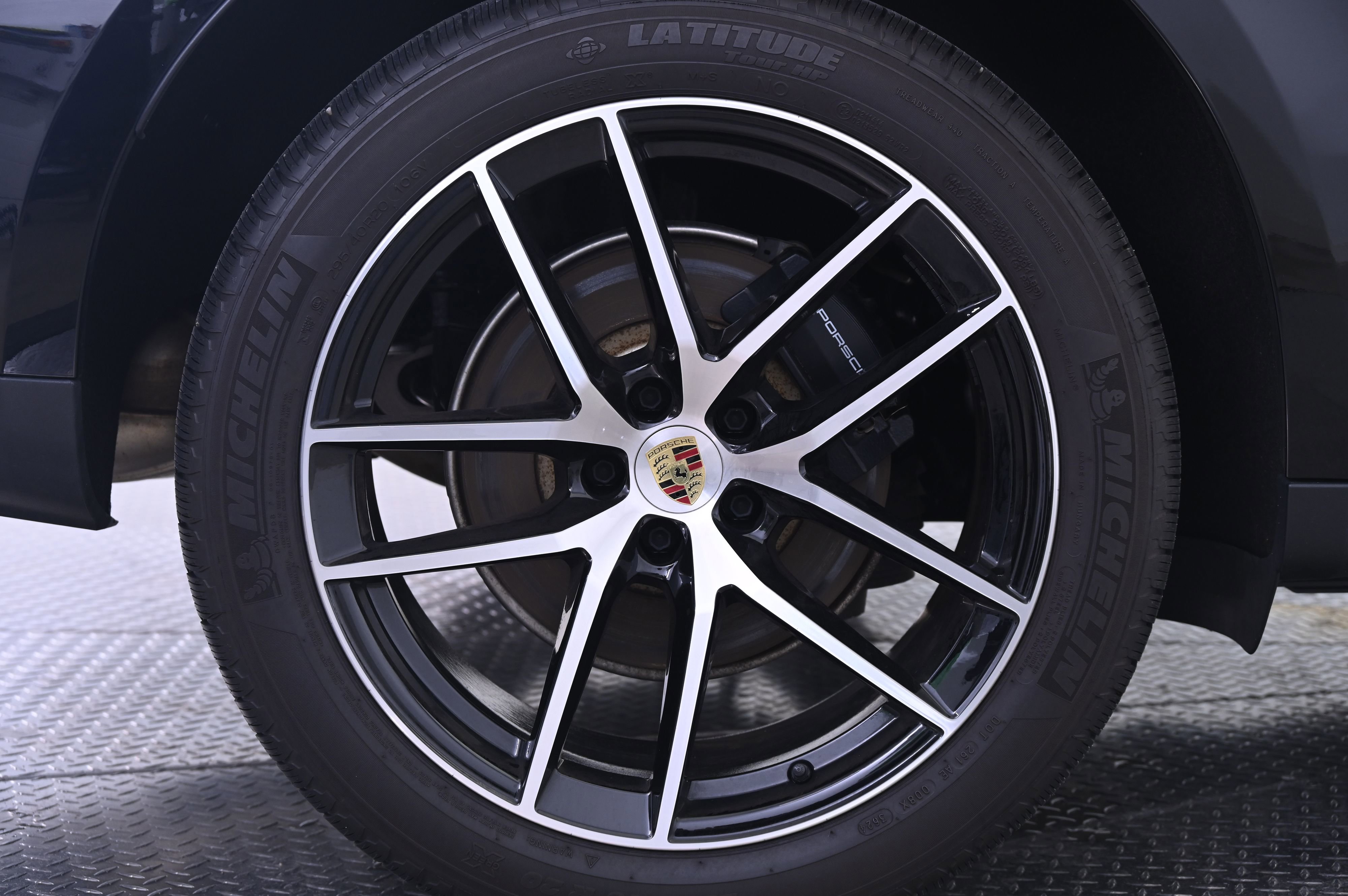 Certified 2025 Porsche Macan image 13