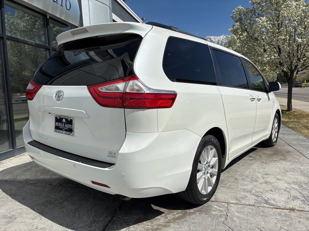 Used 2017 Toyota Sienna XLE Premium image 5
