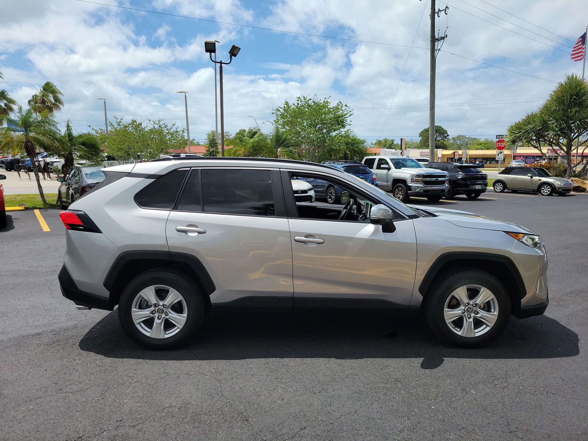 Used 2019 Toyota RAV4 XLE w/ Convenience Package AWD/4WD image 5