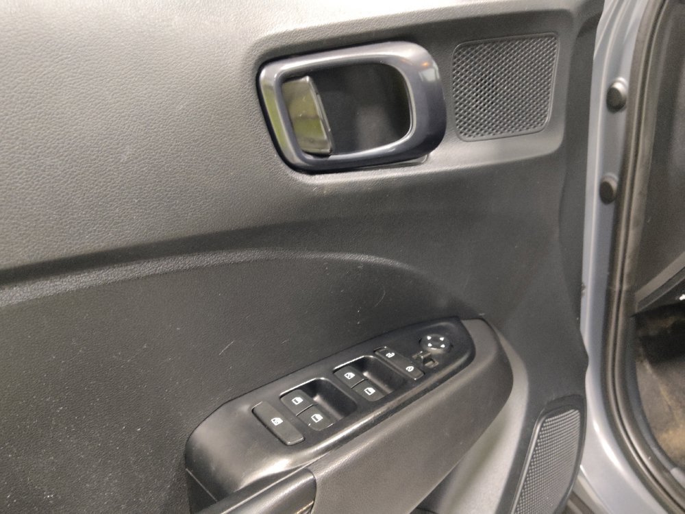 Used 2025 Hyundai Venue Limited FWD image 27