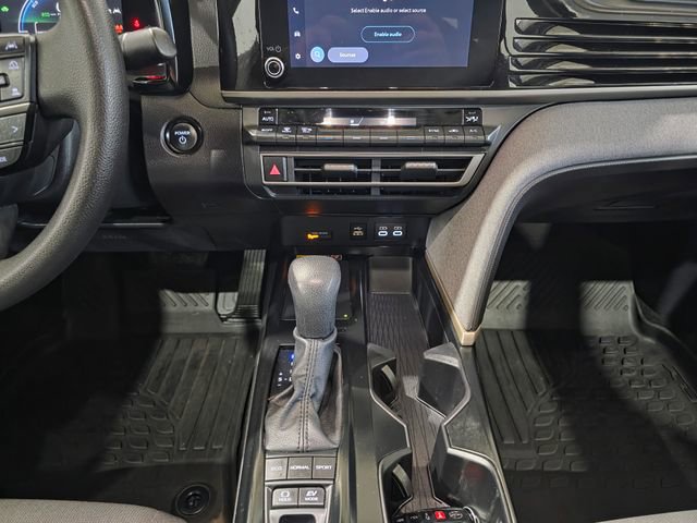 Used 2025 Toyota Camry LE w/ Convenience Package image 20