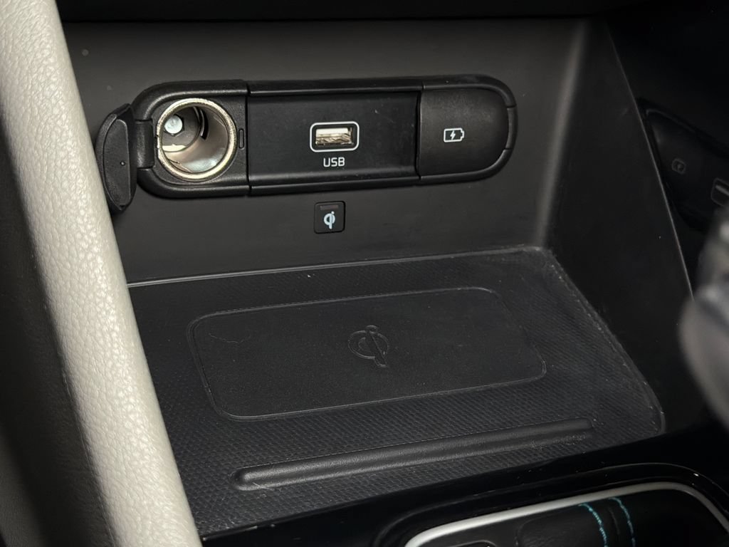 Certified 2022 Kia Niro Touring Special Edition FWD image 30