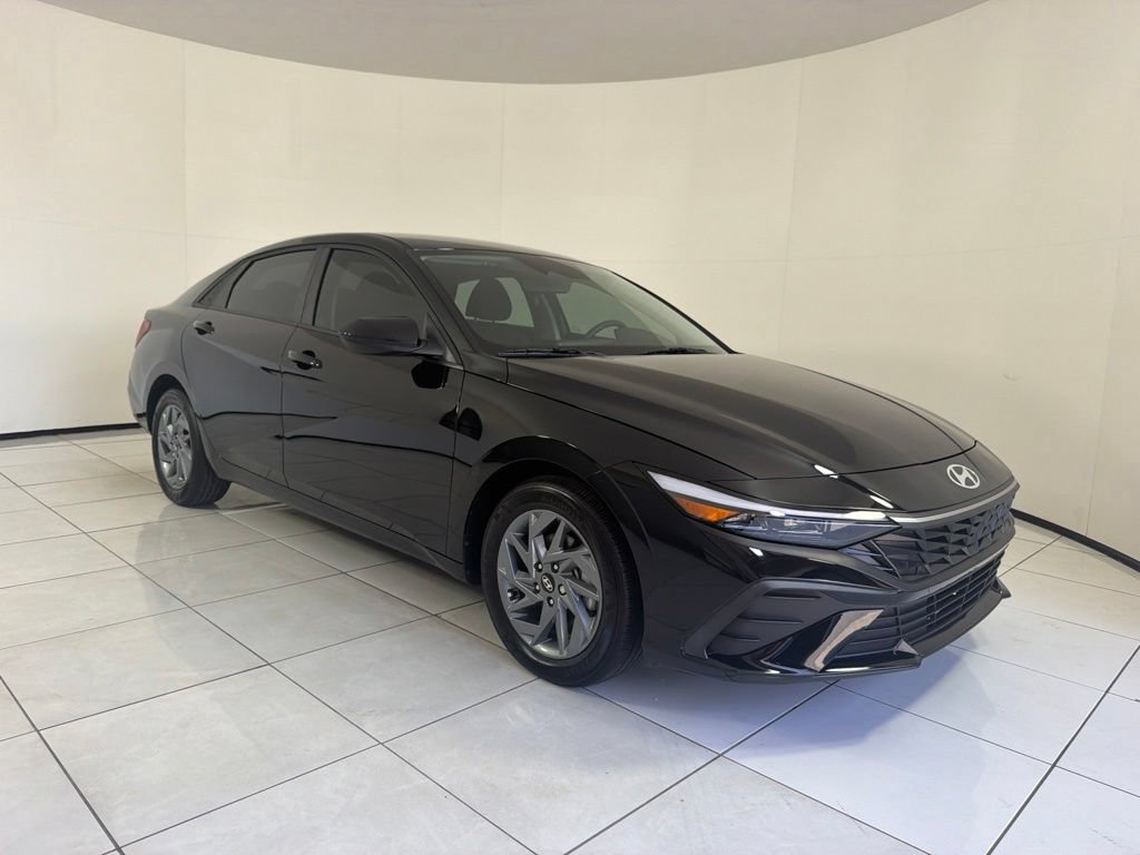 Used 2025 Hyundai Elantra Hybrid FWD image 3