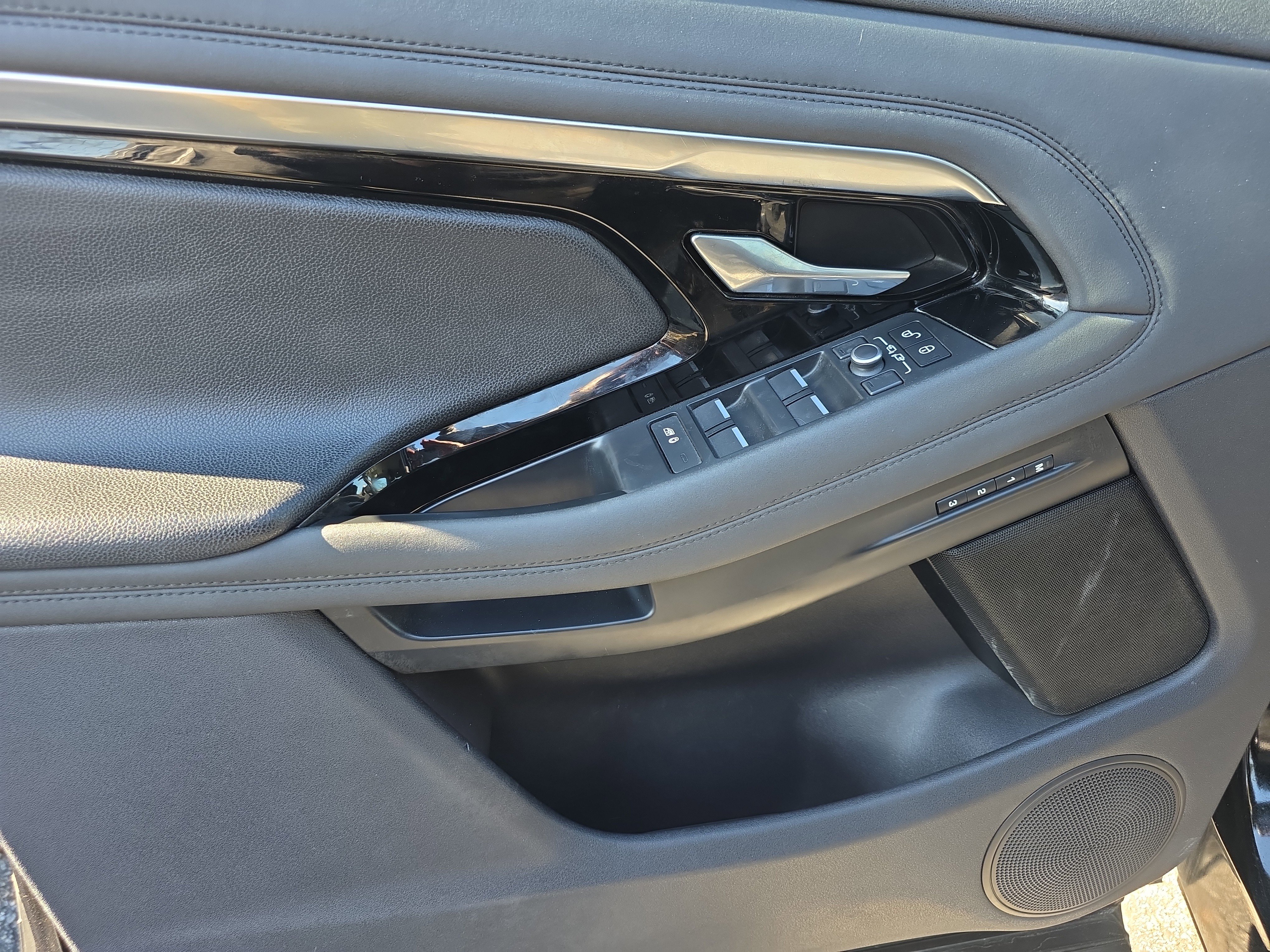 Used 2020 Land Rover Range Rover Evoque S image 13