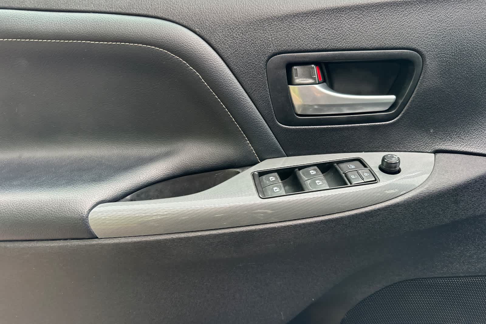 Used 2015 Toyota Sienna SE w/ SE Preferred Package FWD image 12