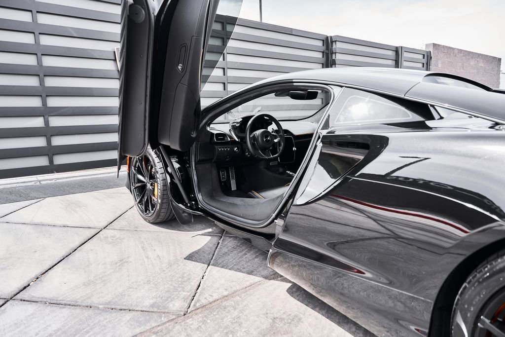 Used 2024 McLaren Artura image 29