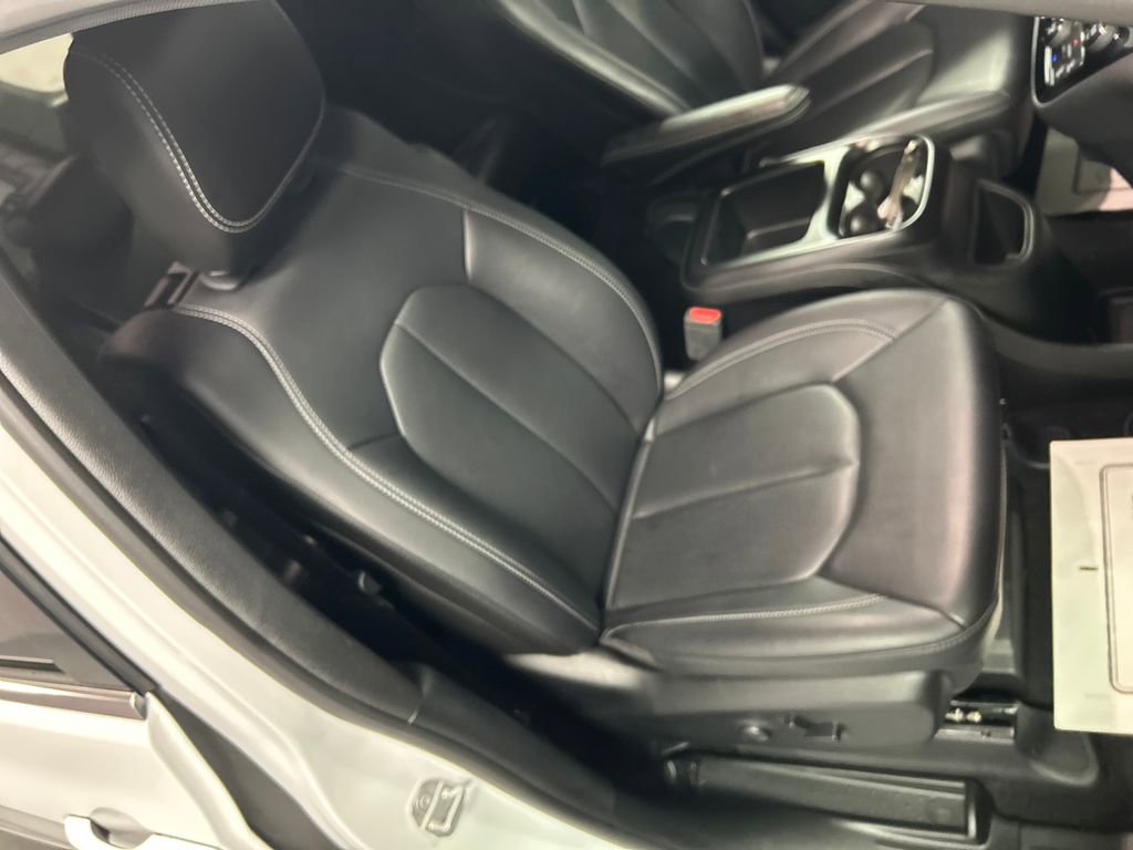 Used 2025 Chrysler Pacifica Select w/ Uconnect Theater Family Group image 27