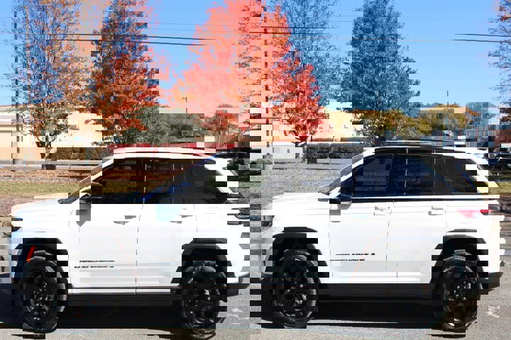 Used 2023 Jeep Grand Cherokee Altitude image 10