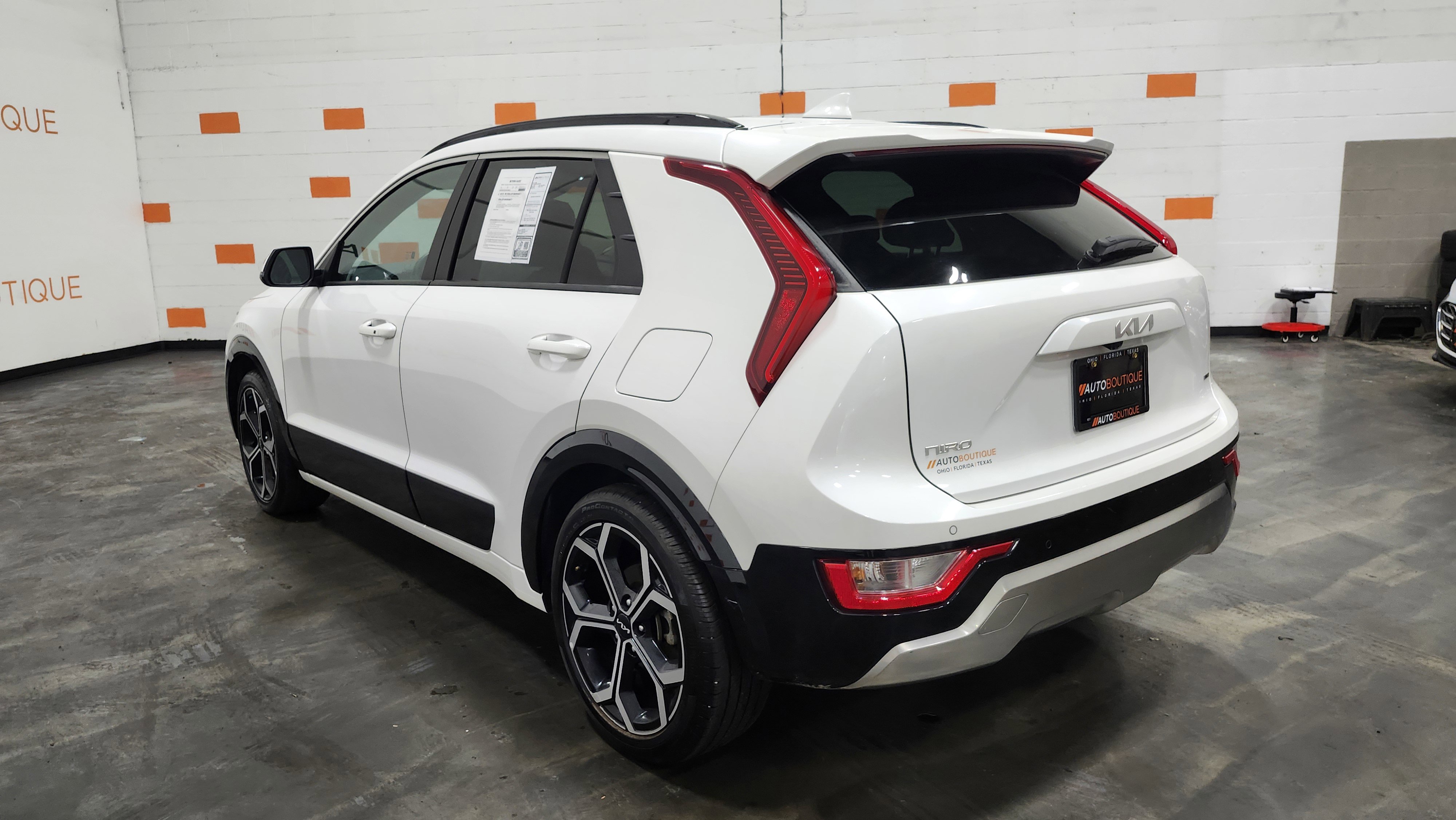 Used 2023 Kia Niro EX Touring image 16