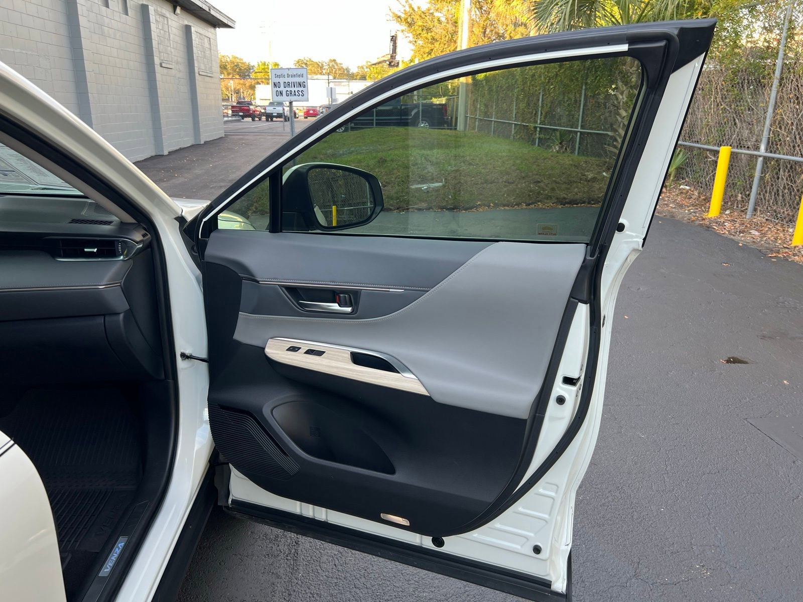 Used 2021 Toyota Venza Limited image 45