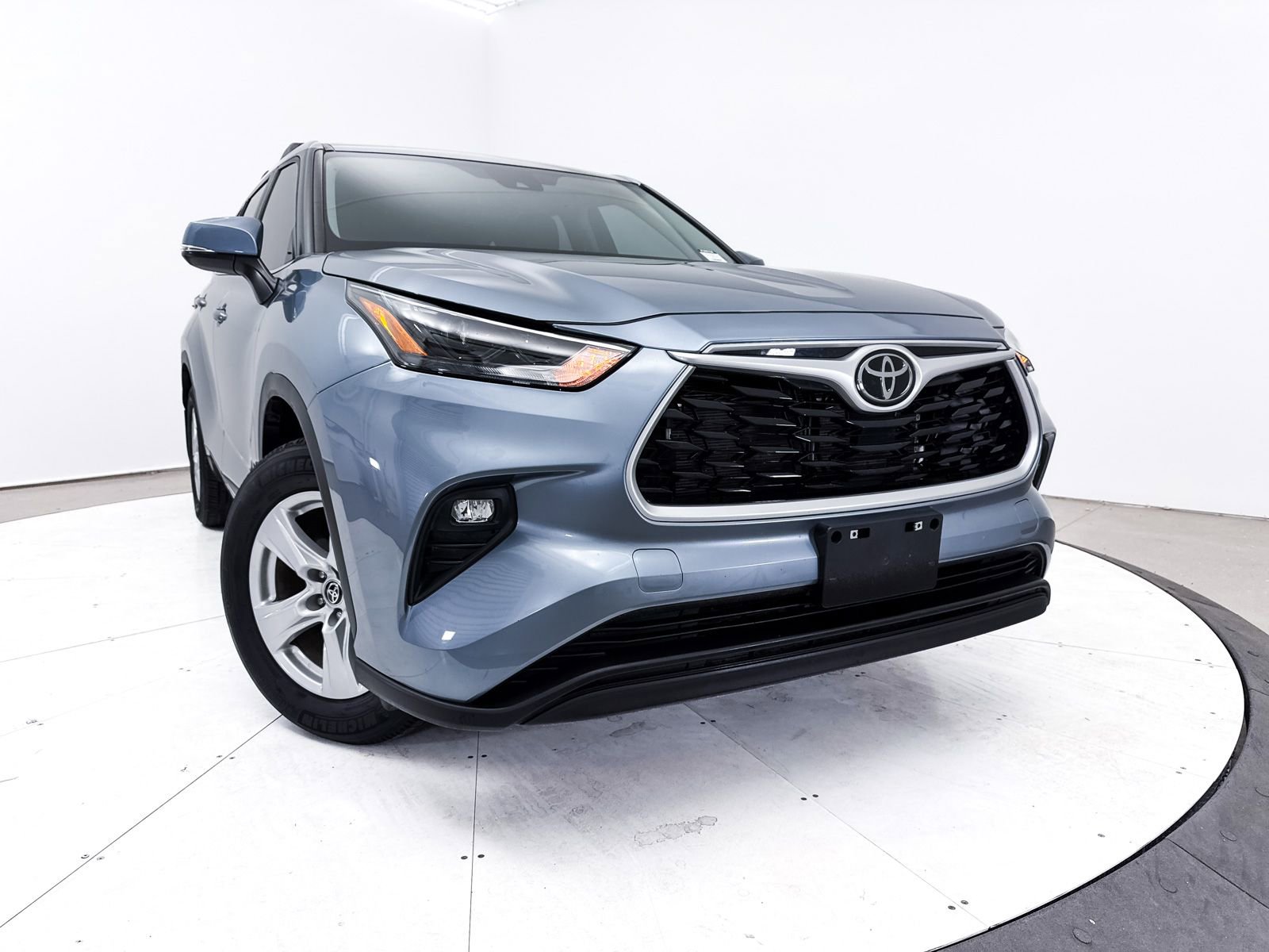 Used 2023 Toyota Highlander LE image 5