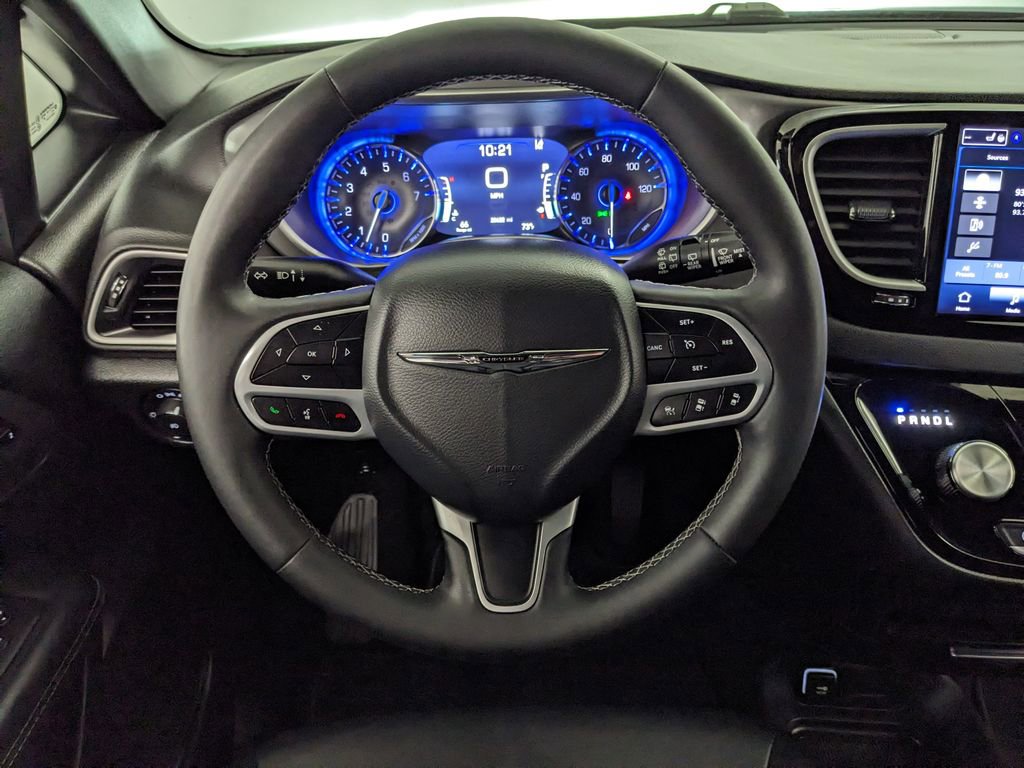 Used 2025 Chrysler Pacifica Select FWD image 9