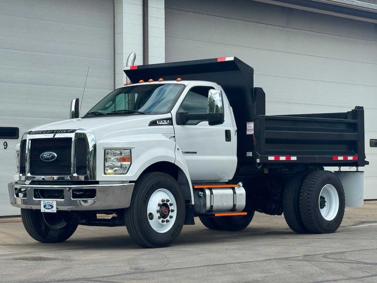 Used 2016 Ford F750 2WD Regular Cab Super Duty image 2