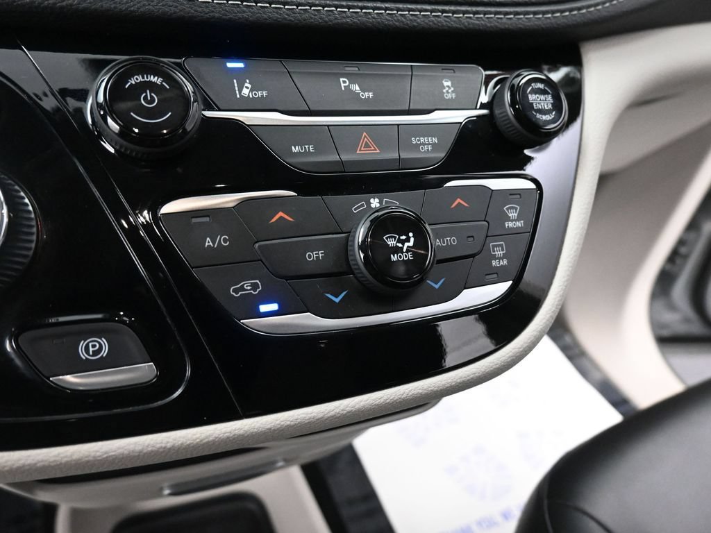 Used 2024 Chrysler Pacifica Limited FWD image 38