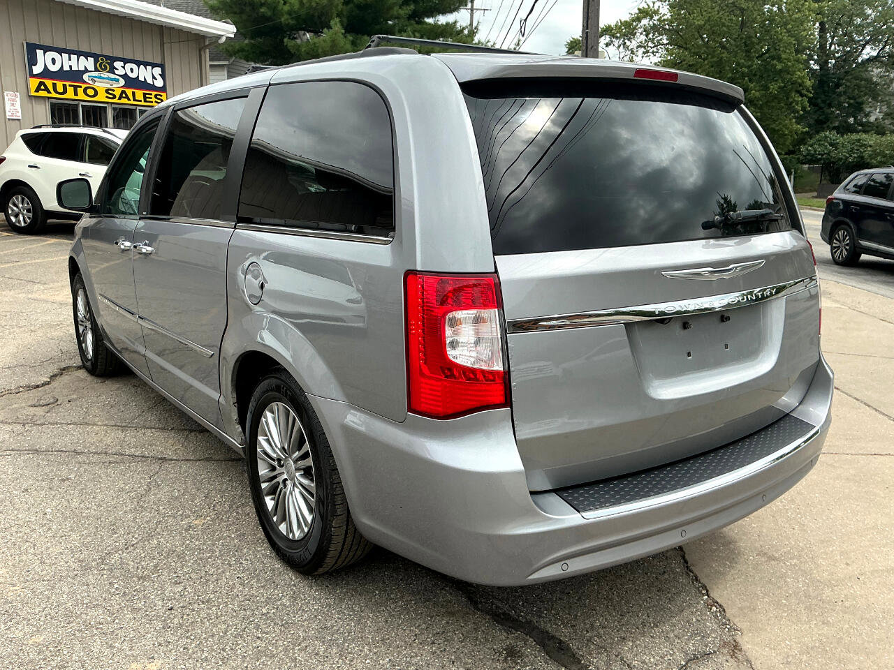 Used 2013 Chrysler Town & Country Touring-L w/ Driver Convenience Group image 5