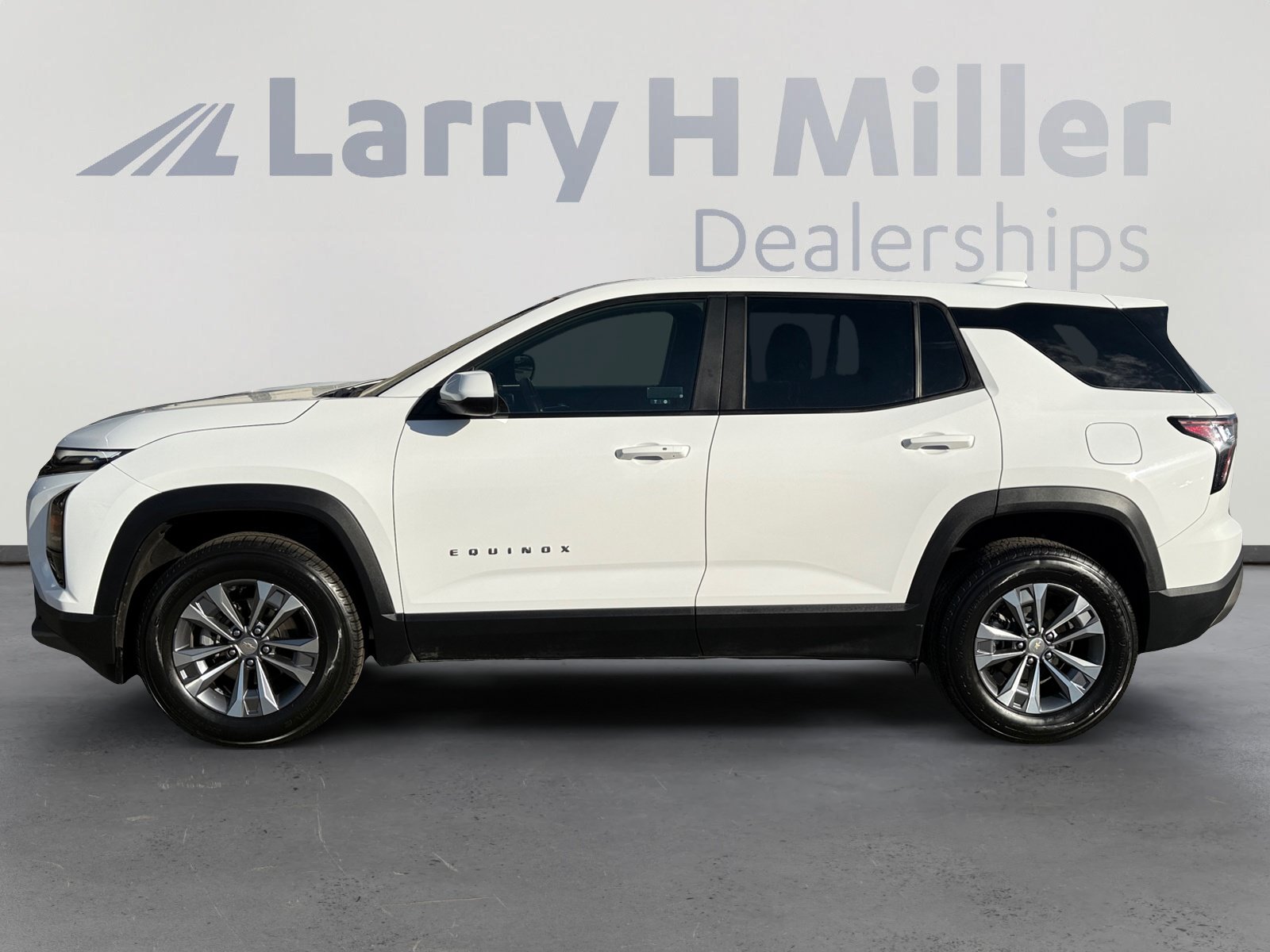 Used 2025 Chevrolet Equinox LT FWD image 2