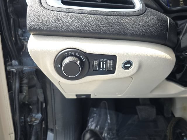 Used 2016 Chrysler 200 Limited FWD image 15