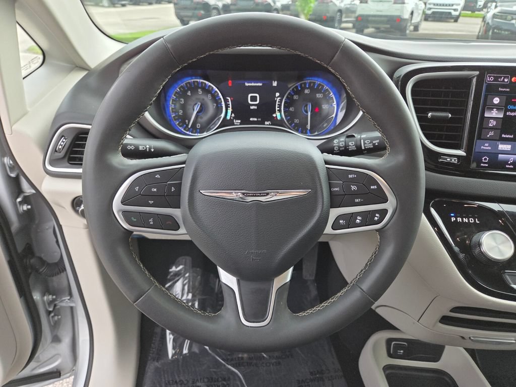 Used 2024 Chrysler Pacifica Touring-L FWD image 36