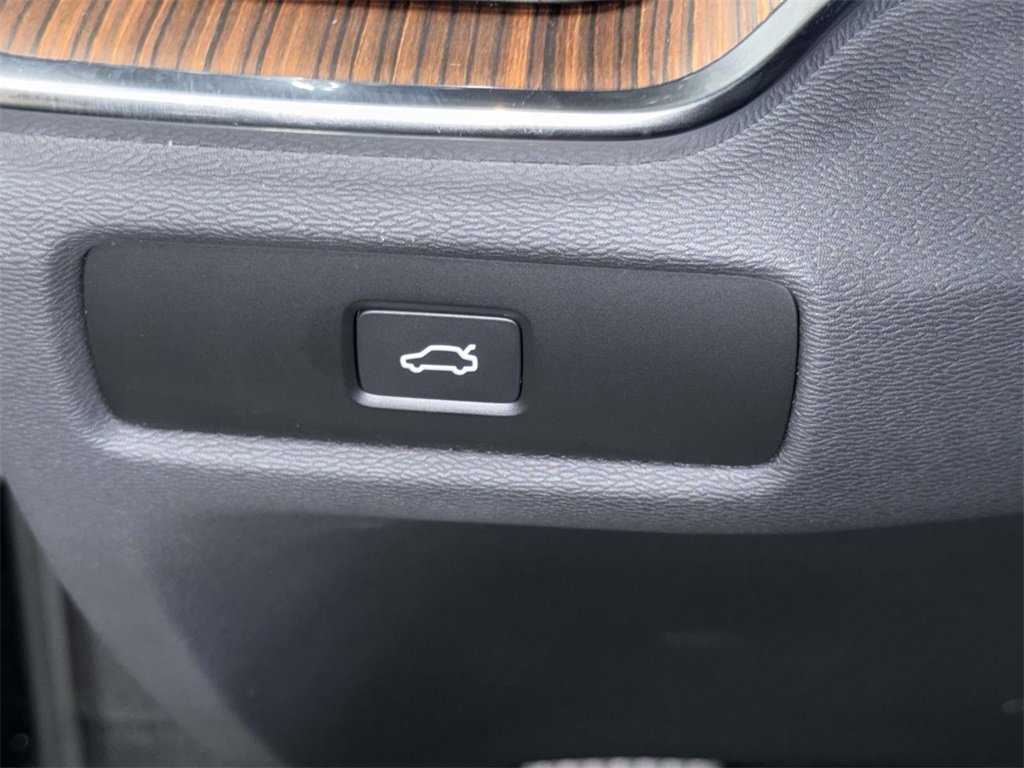 Used 2025 Volvo V60 B5 Cross Country Plus image 27