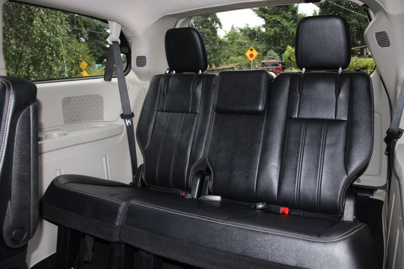 Used 2014 Chrysler Town & Country Touring FWD image 18