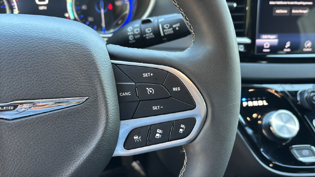 Used 2025 Chrysler Pacifica Select FWD image 24