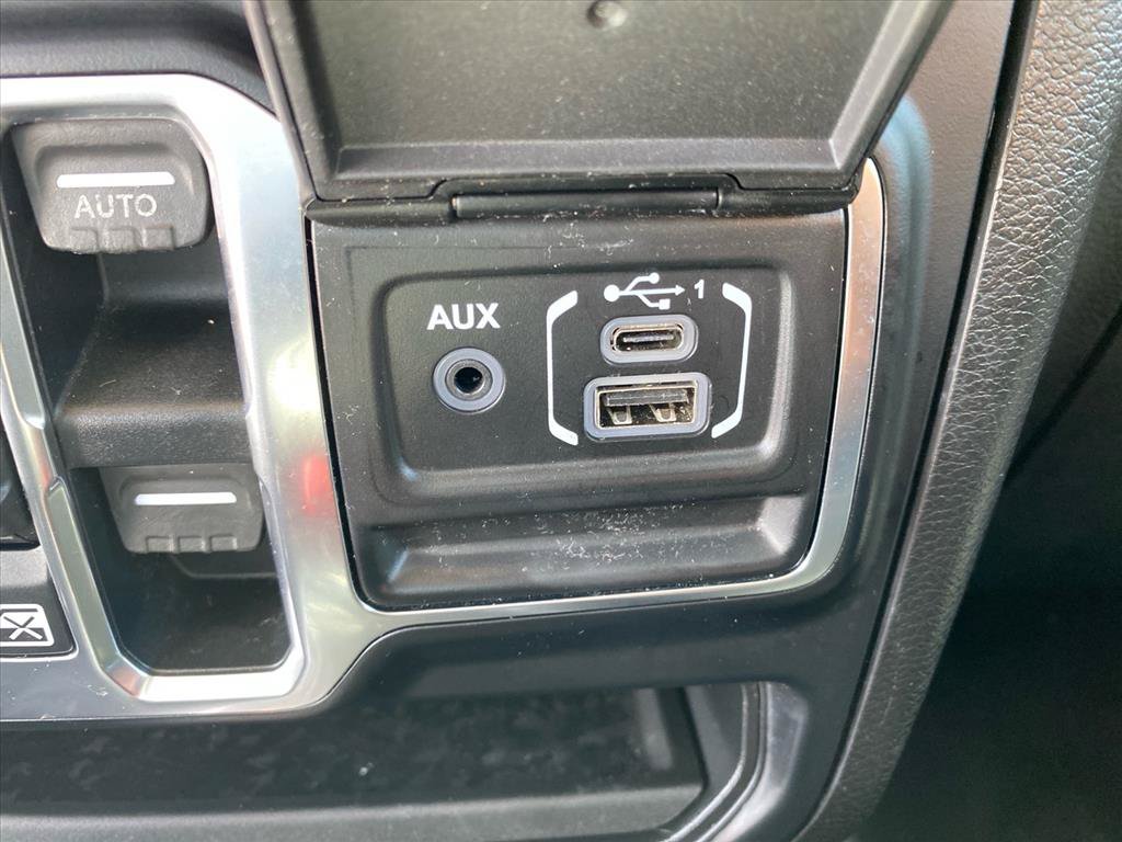 Used 2019 Jeep Wrangler Unlimited Sahara w/ Uconnect 4C Nav & Sound Group AWD/4WD image 14