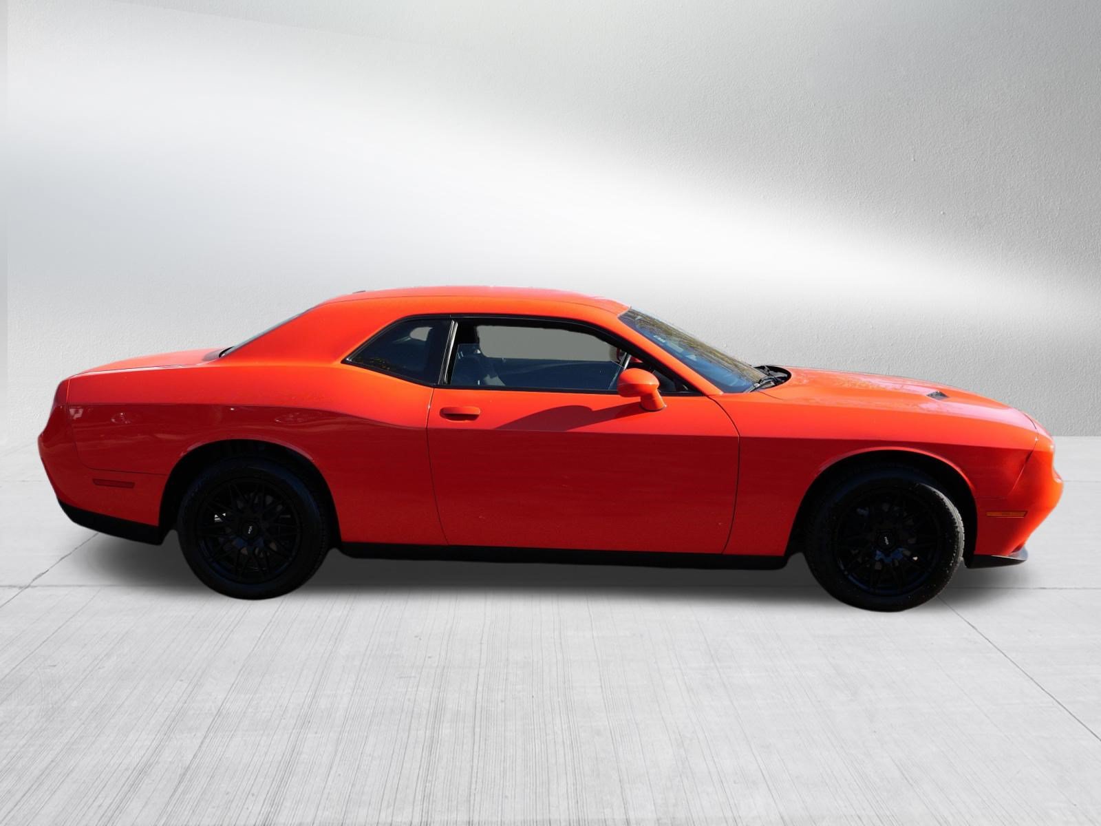 Used 2016 Dodge Challenger SXT w/ Driver Convenience Group RWD image 8