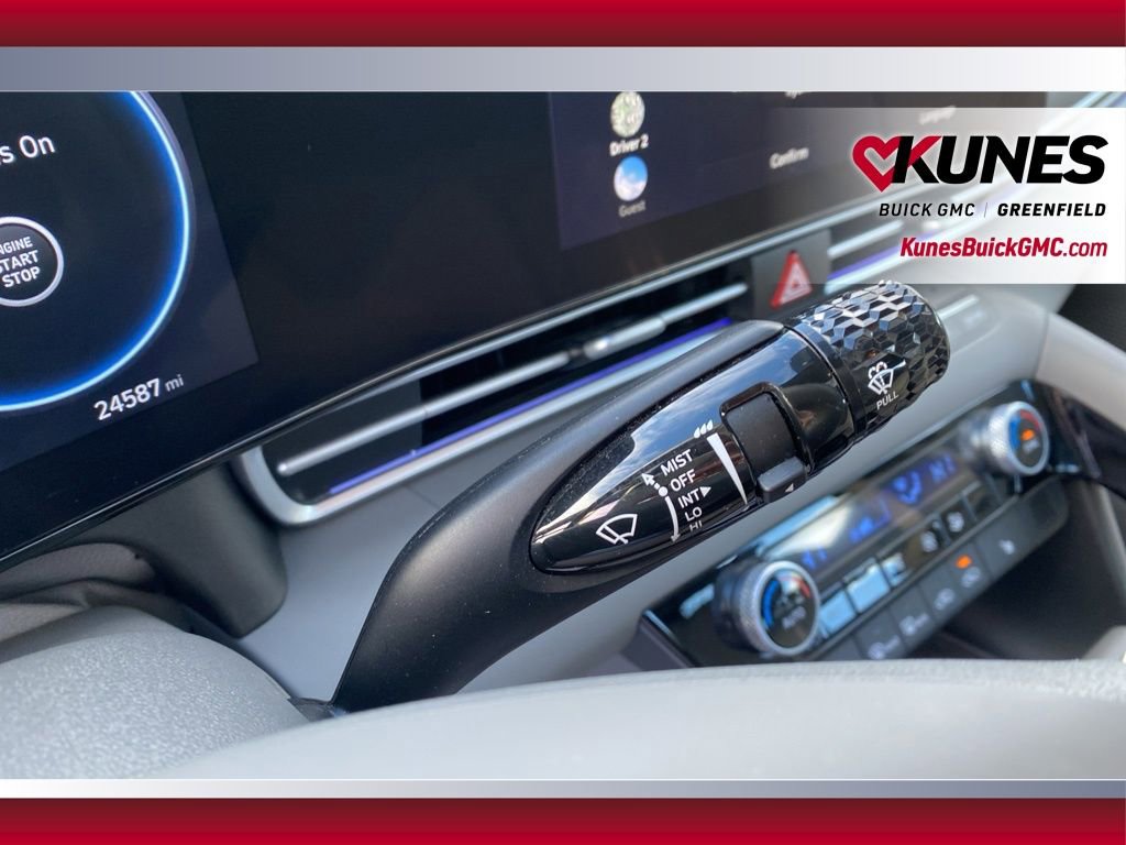 Used 2025 Hyundai Elantra SEL image 24