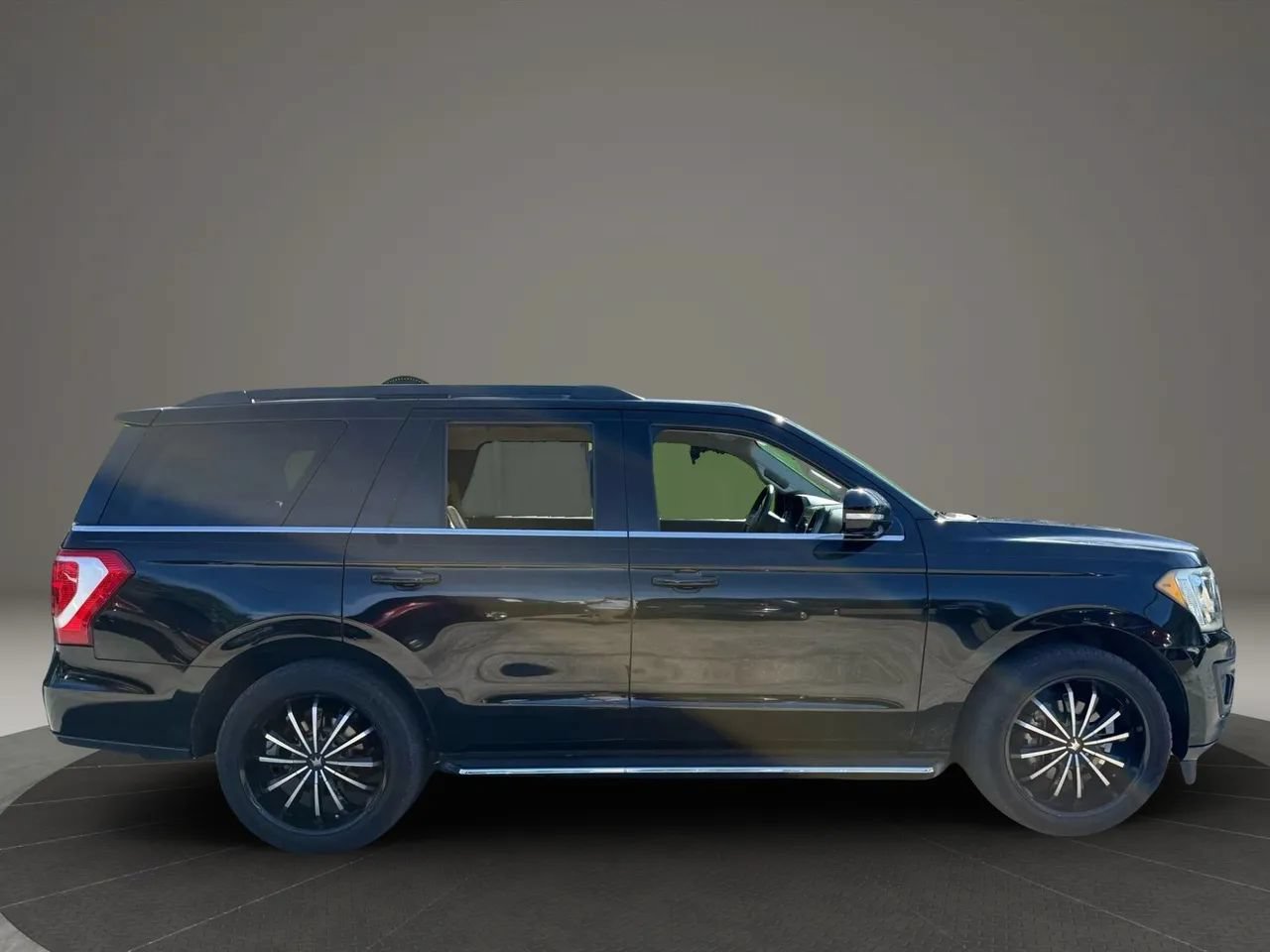 Used 2018 Ford Expedition XLT w/ Equipment Group 202A RWD image 8