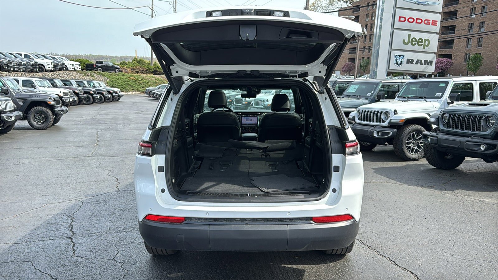 Certified 2025 Jeep Grand Cherokee L Limited w/ Luxury Tech Group II AWD/4WD image 7