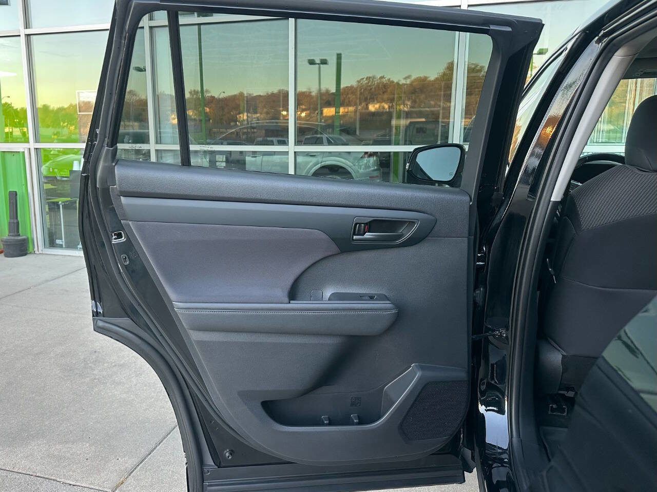 Used 2020 Toyota Highlander LE image 22