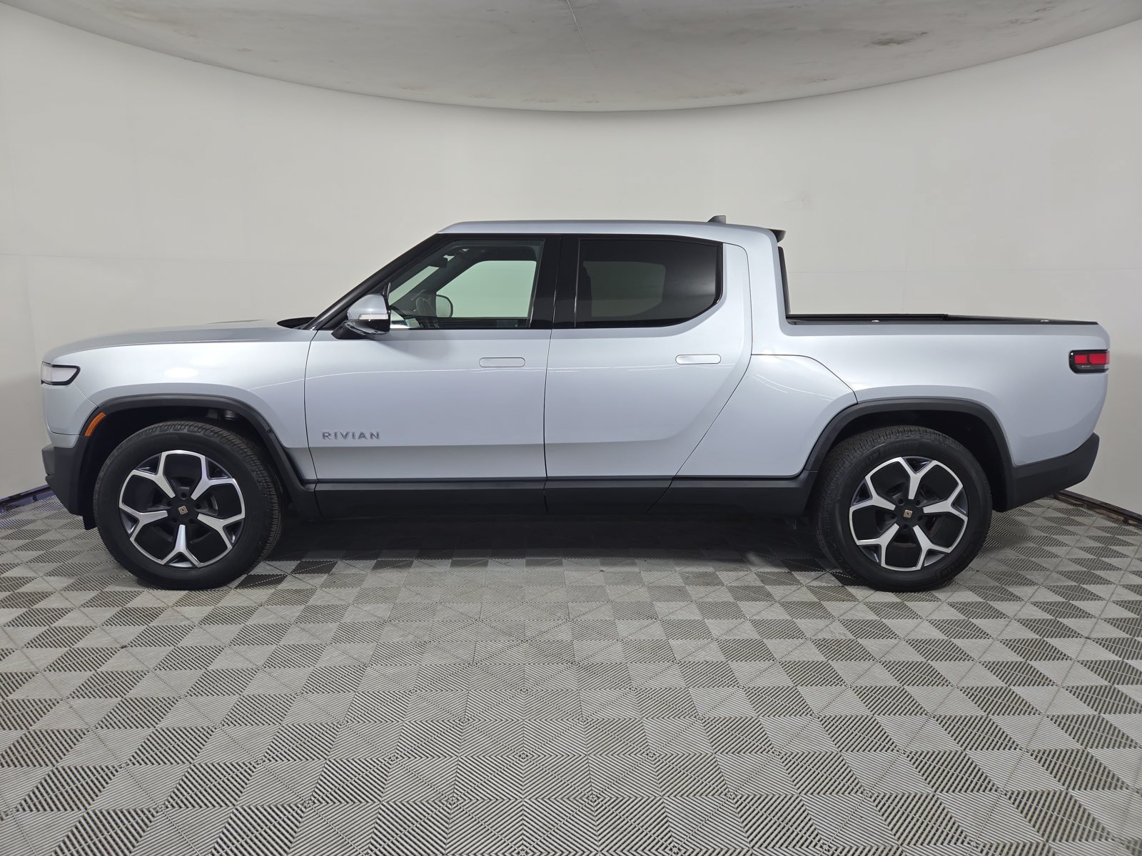 Used 2024 Rivian R1T Adventure Dual AWD/4WD image 2