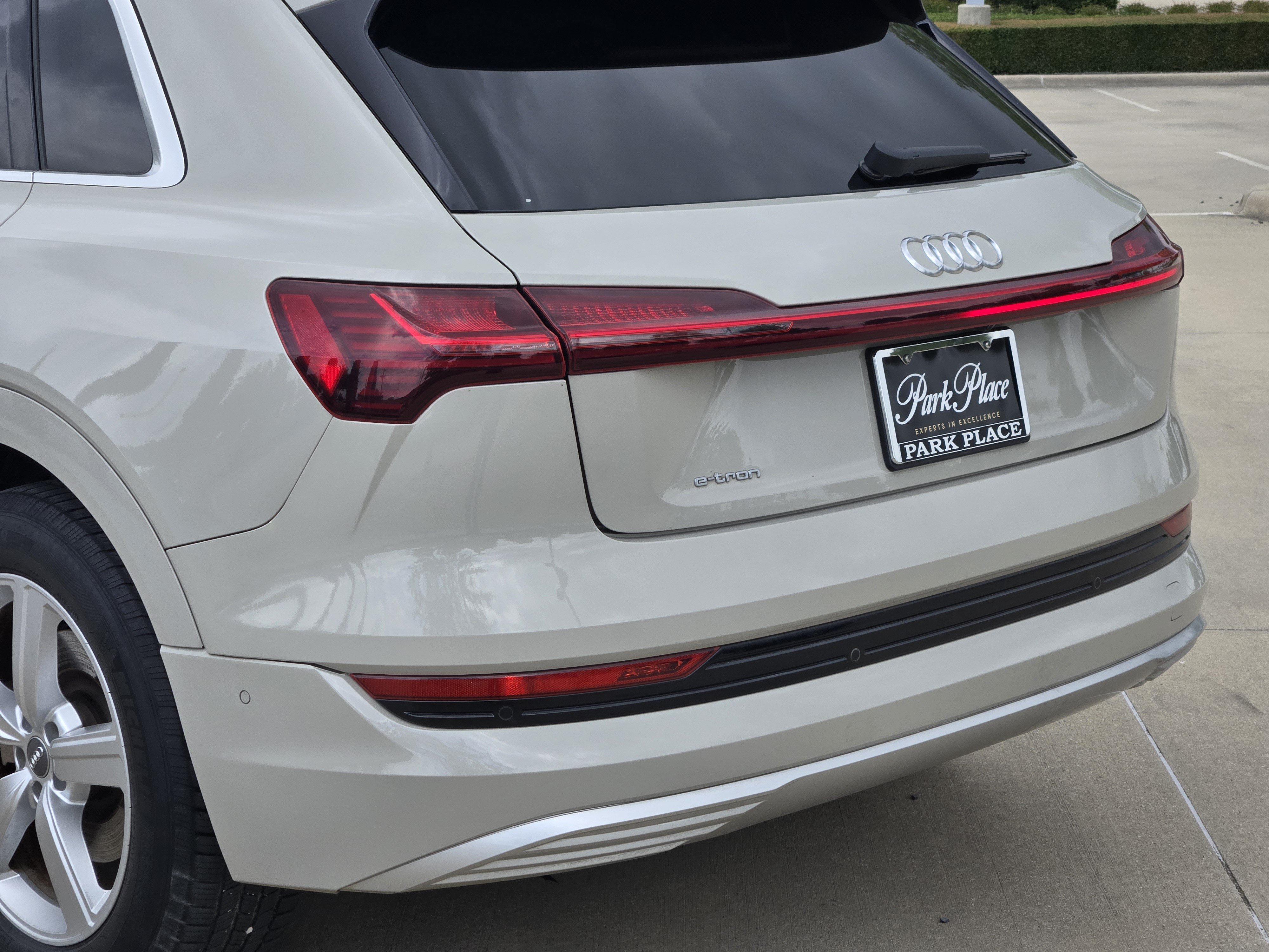 Used 2019 Audi e-tron Prestige w/ Prestige Package AWD/4WD image 16