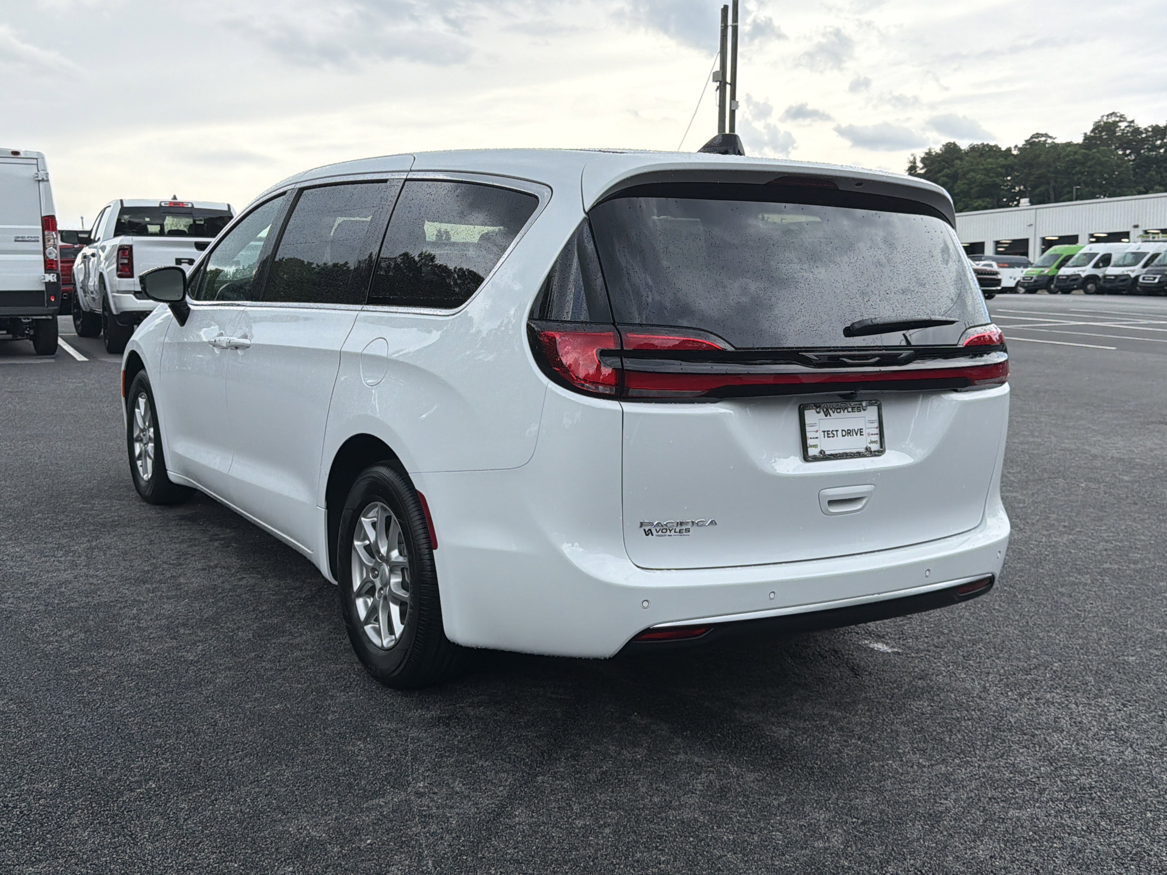 New 2027 Chrysler Pacifica Select FWD image 6