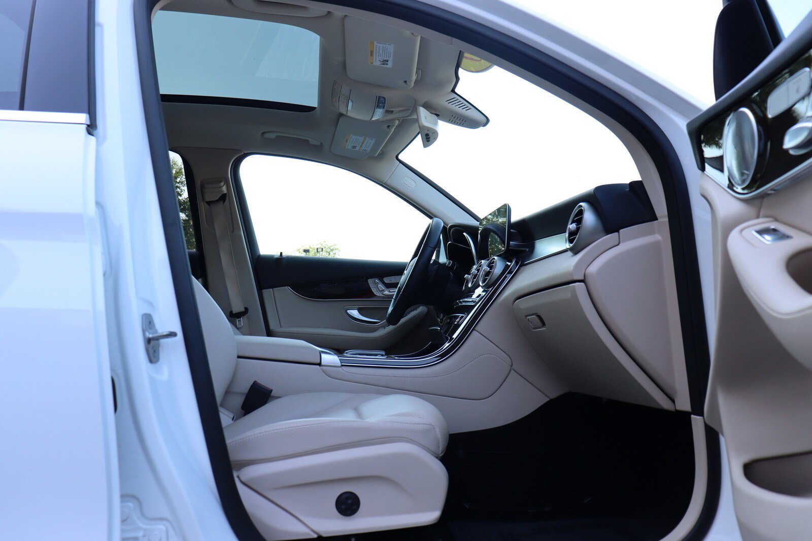 Used 2020 Mercedes-Benz GLC 350e 4MATIC w/ Premium Package image 19