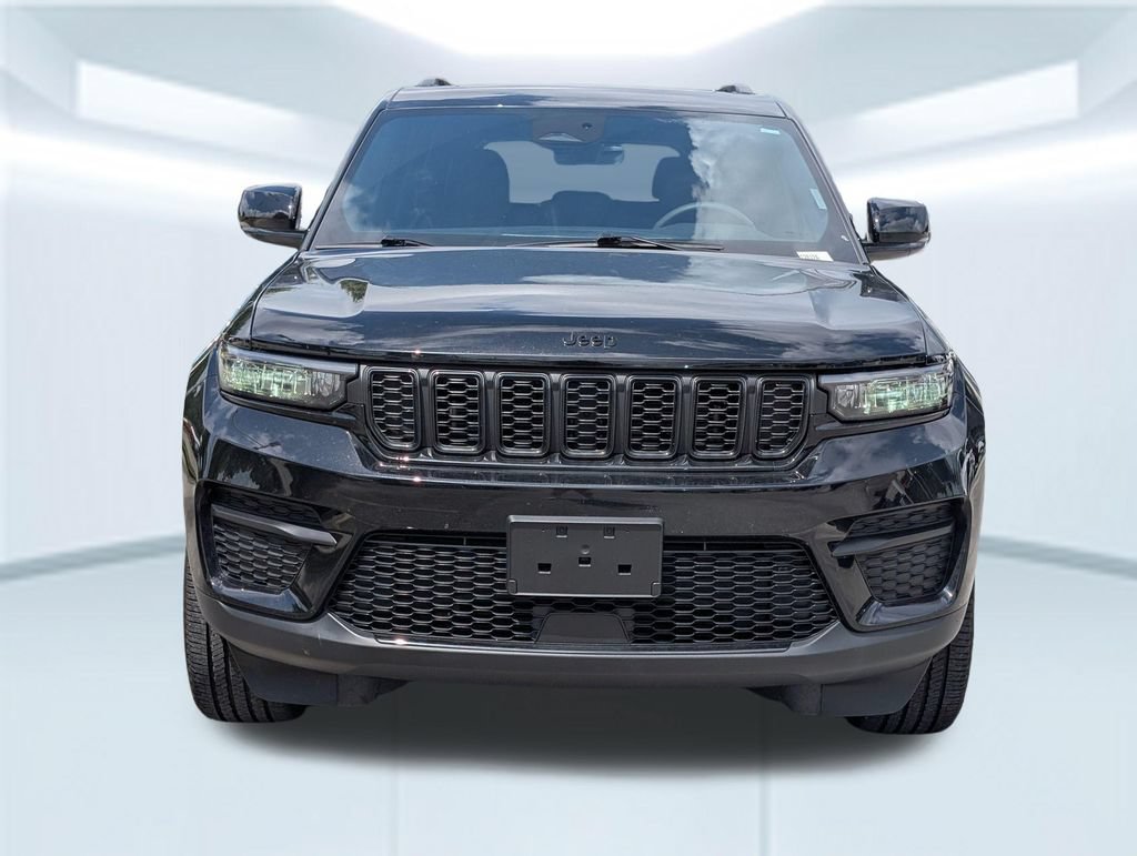 Used 2025 Jeep Grand Cherokee Altitude RWD image 12