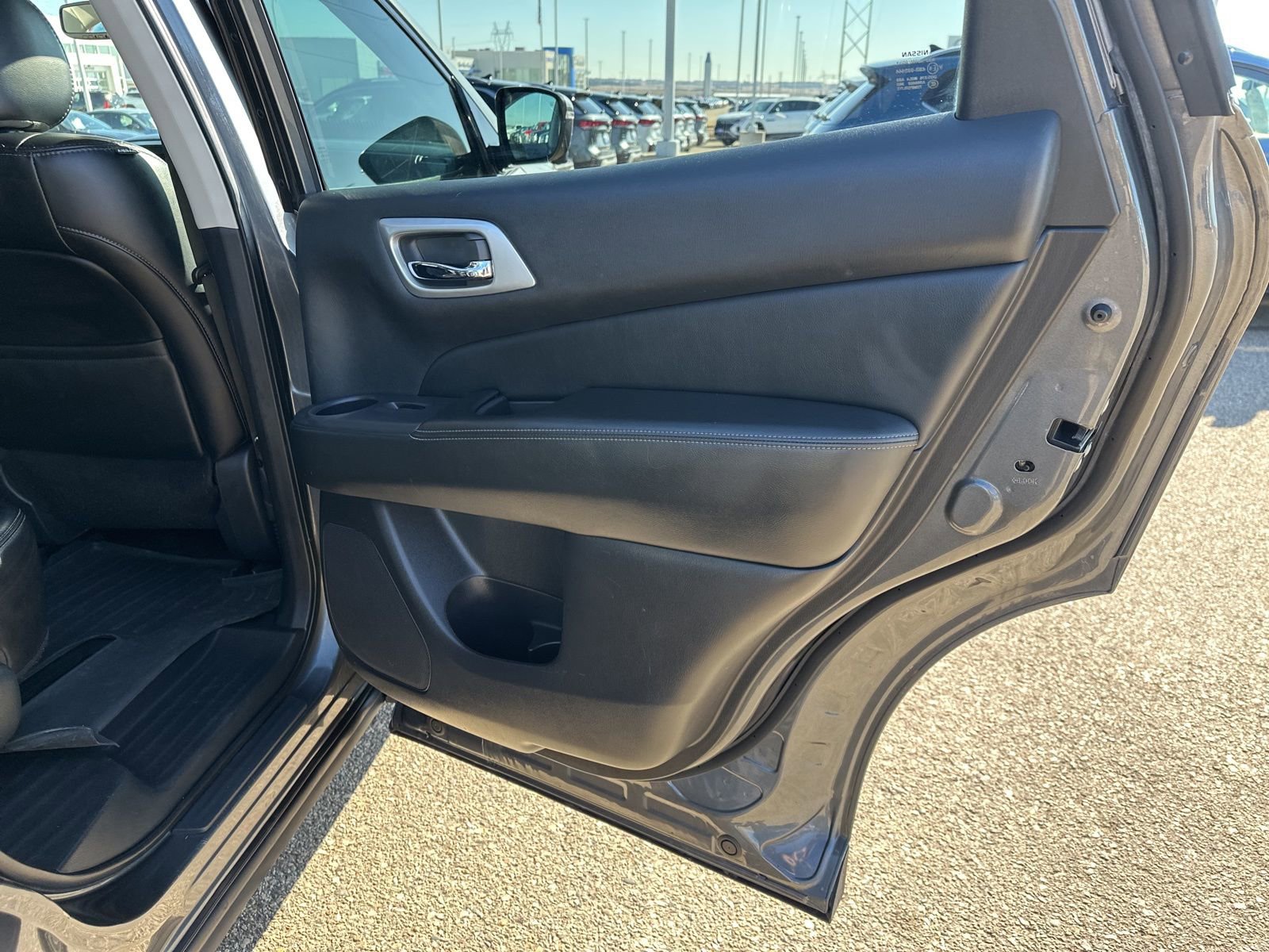 Used 2019 Nissan Pathfinder SL AWD/4WD image 37