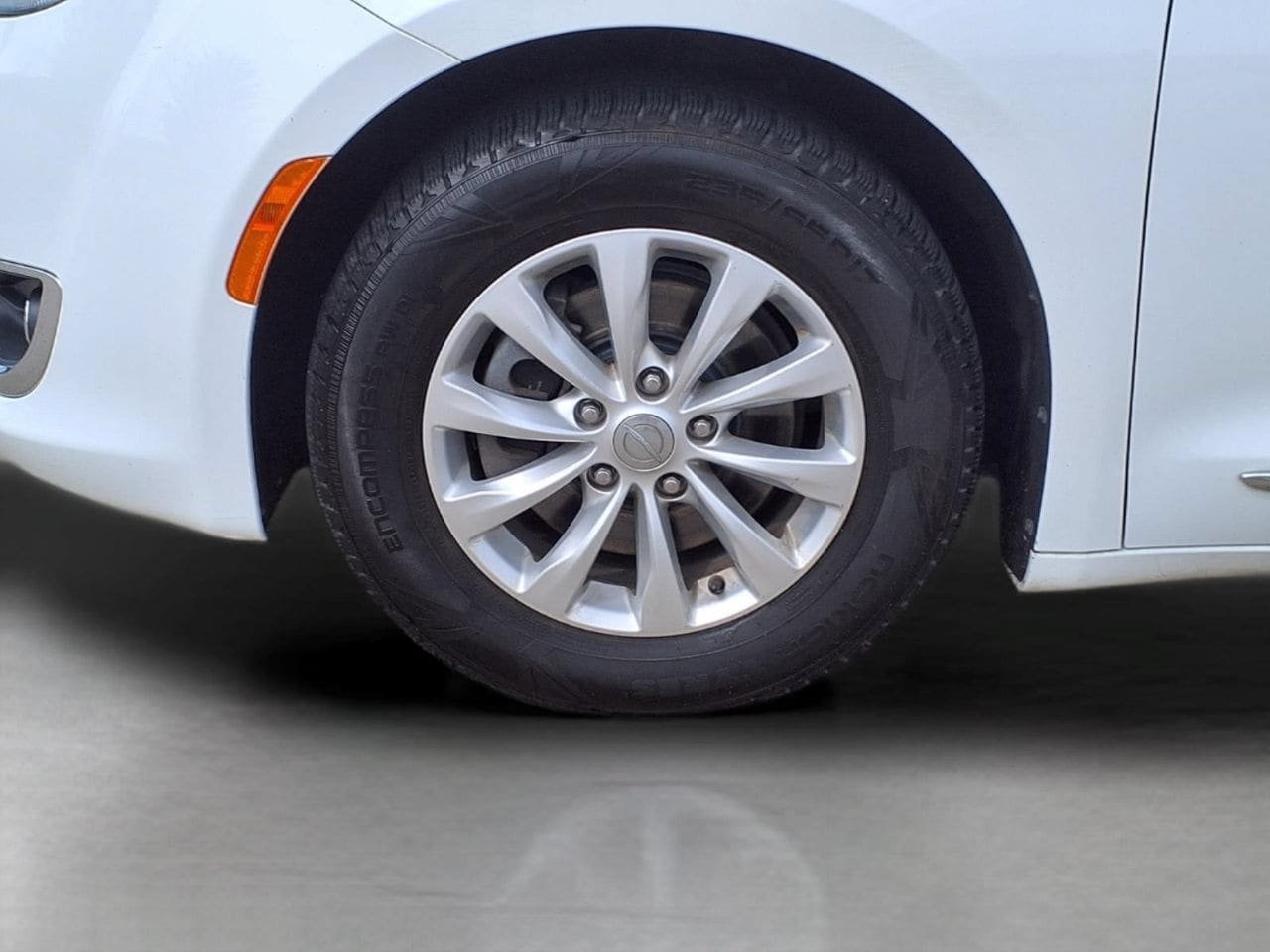 Used 2018 Chrysler Pacifica Touring-L FWD image 10