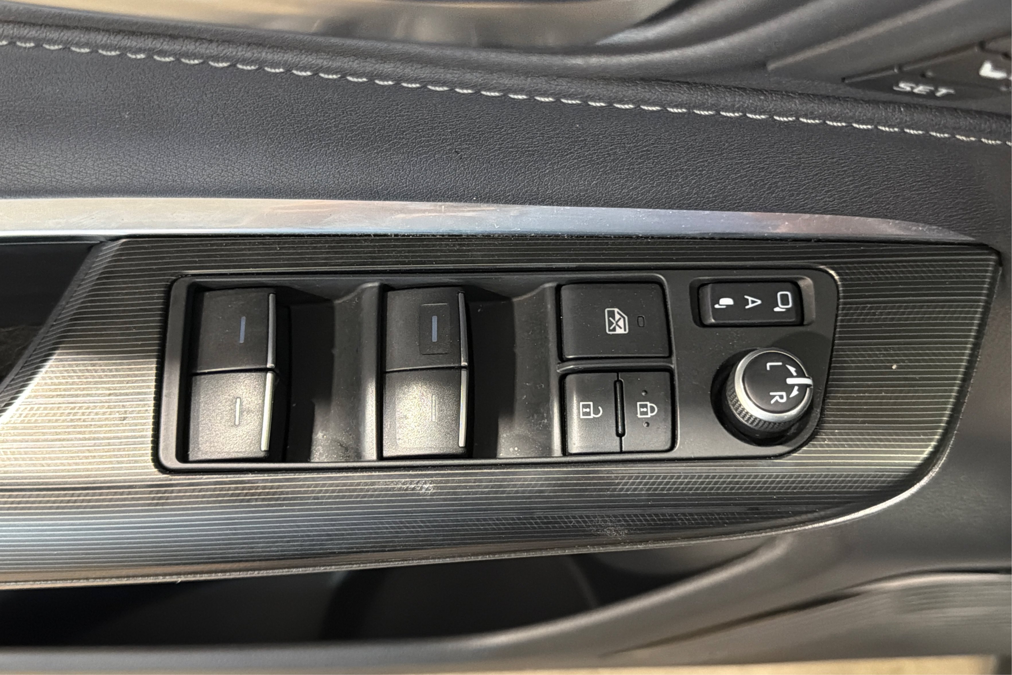 Used 2023 Toyota Venza Limited AWD/4WD image 16