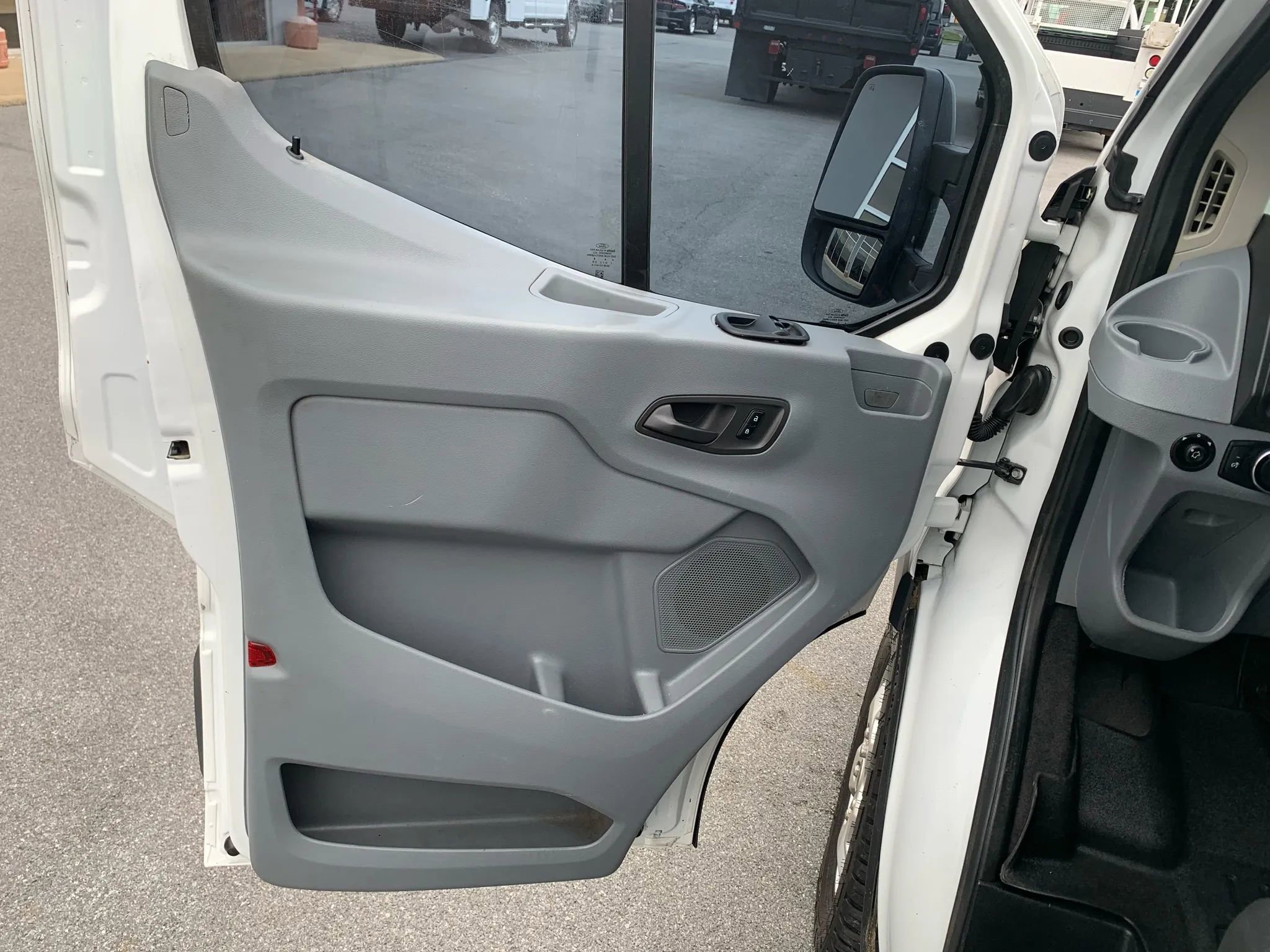 Used 2015 Ford Transit 250 130 Low Roof RWD image 8